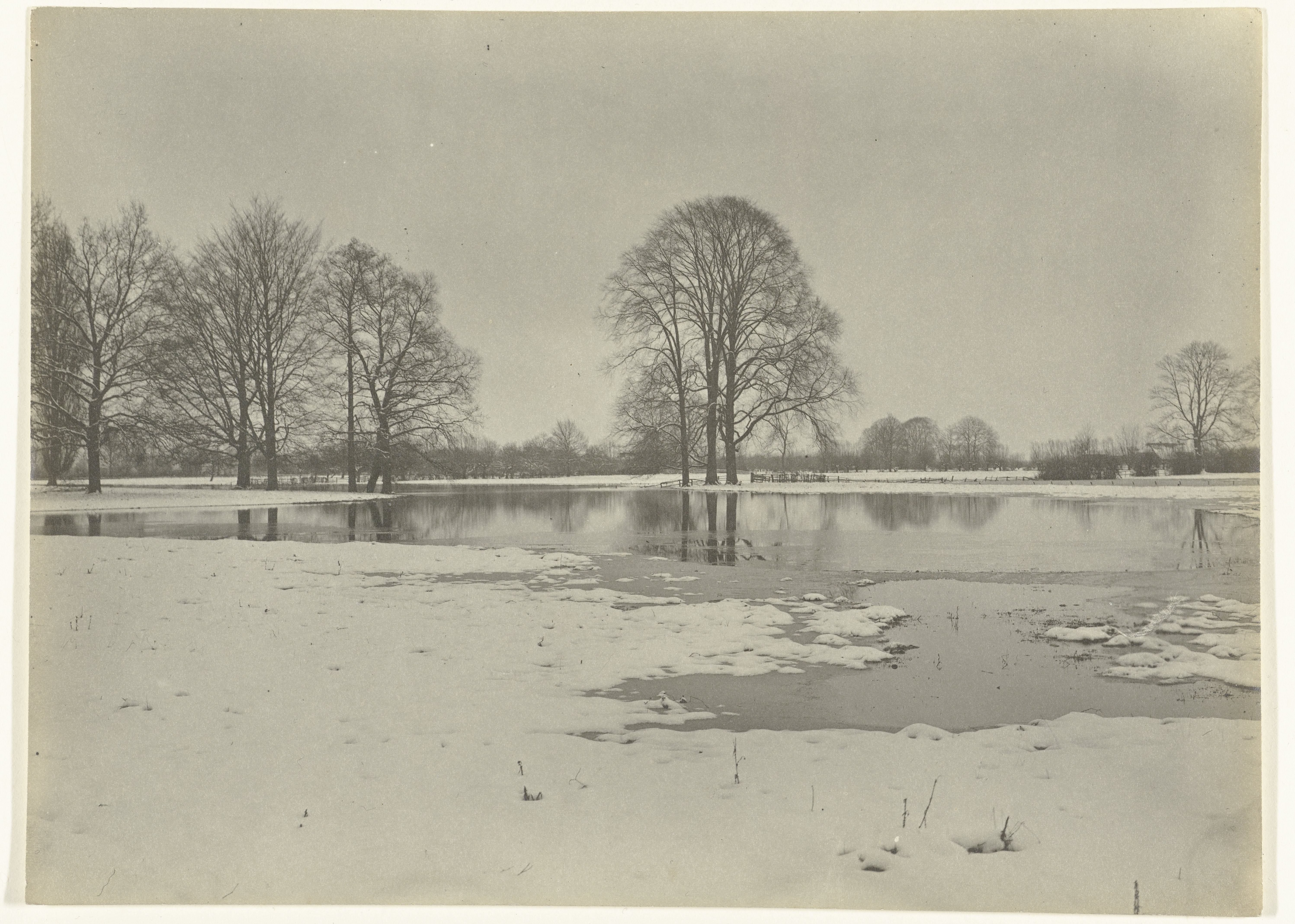 Overstroomde weide (uiterwaarde?) met sneeuw en ijs in Voorst