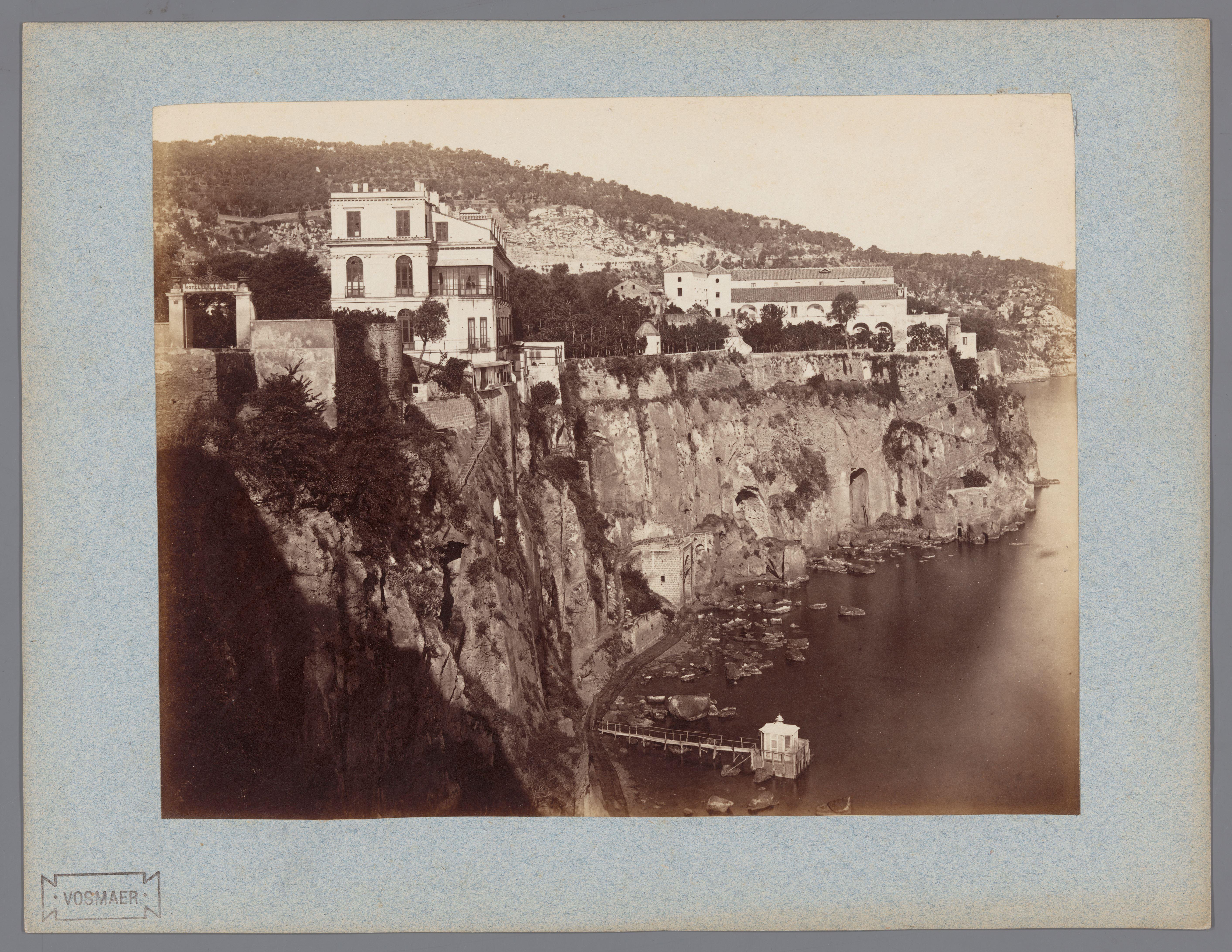 Gezicht op de kliffen van Sorrento