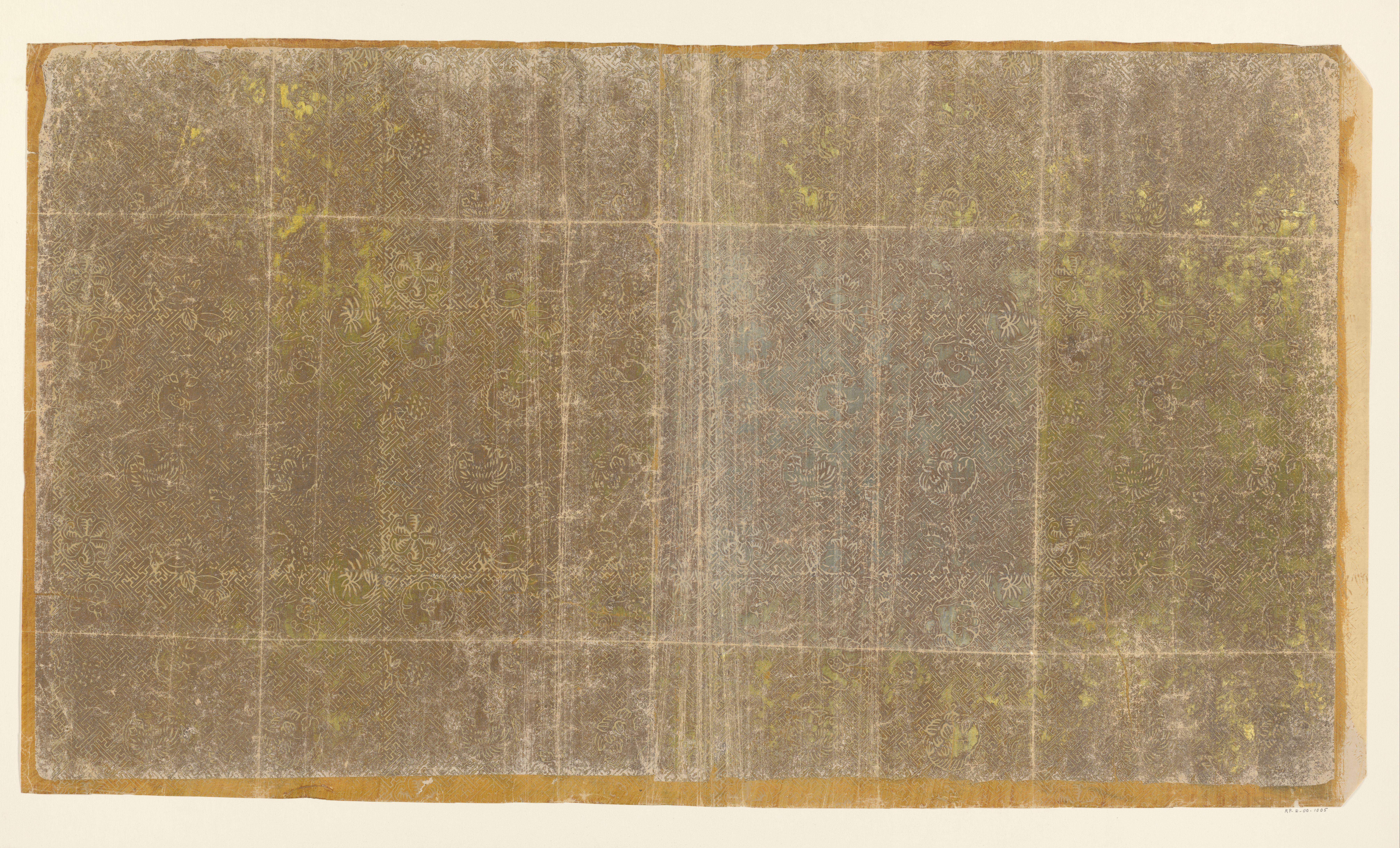 Blad met bloemenmotieven over geometrisch meanderpatroon (één van drie identieke bladen)