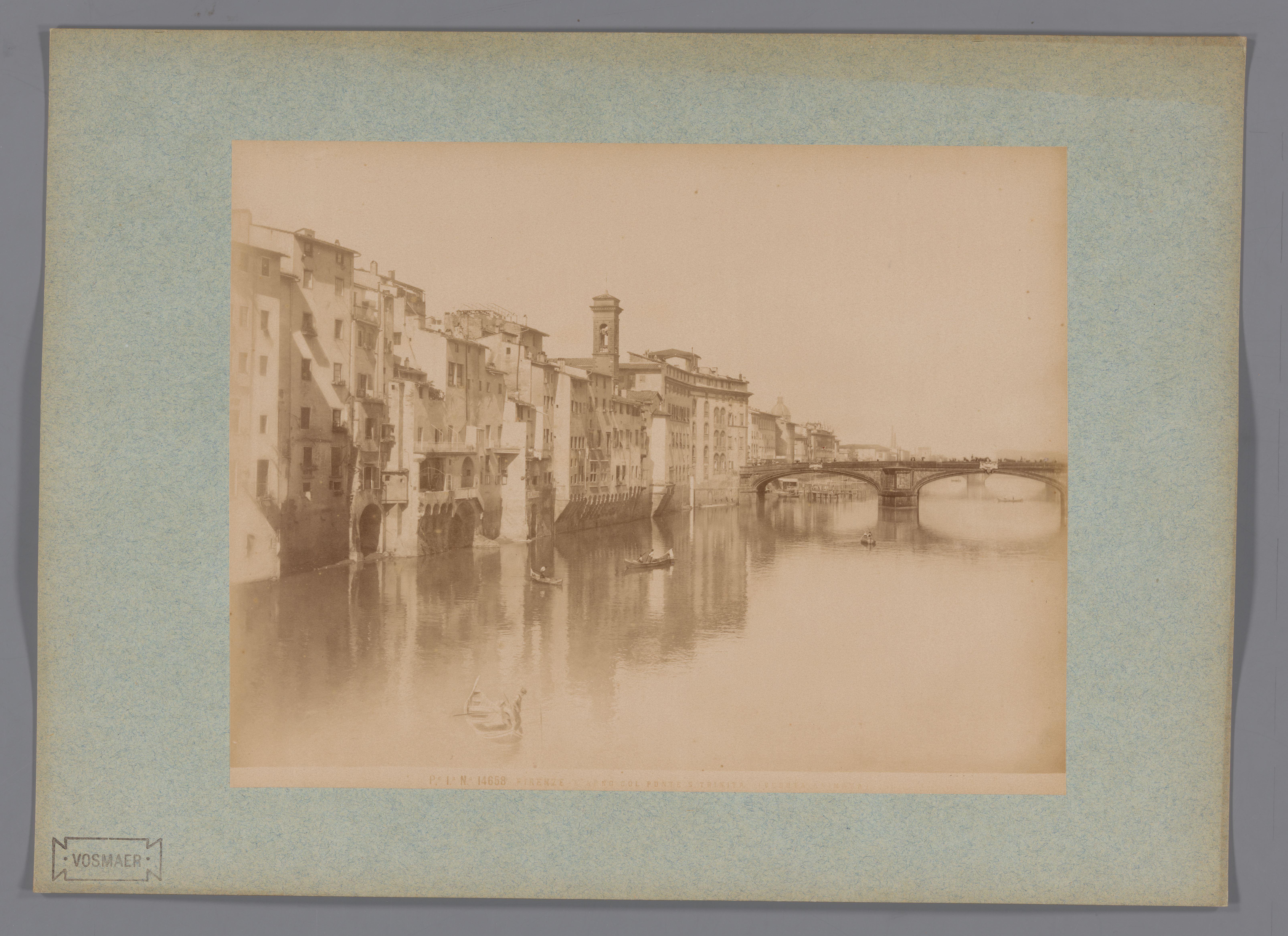 Gezicht op de Ponte Santa Trinita over de rivier de Arno te Florence, Italië