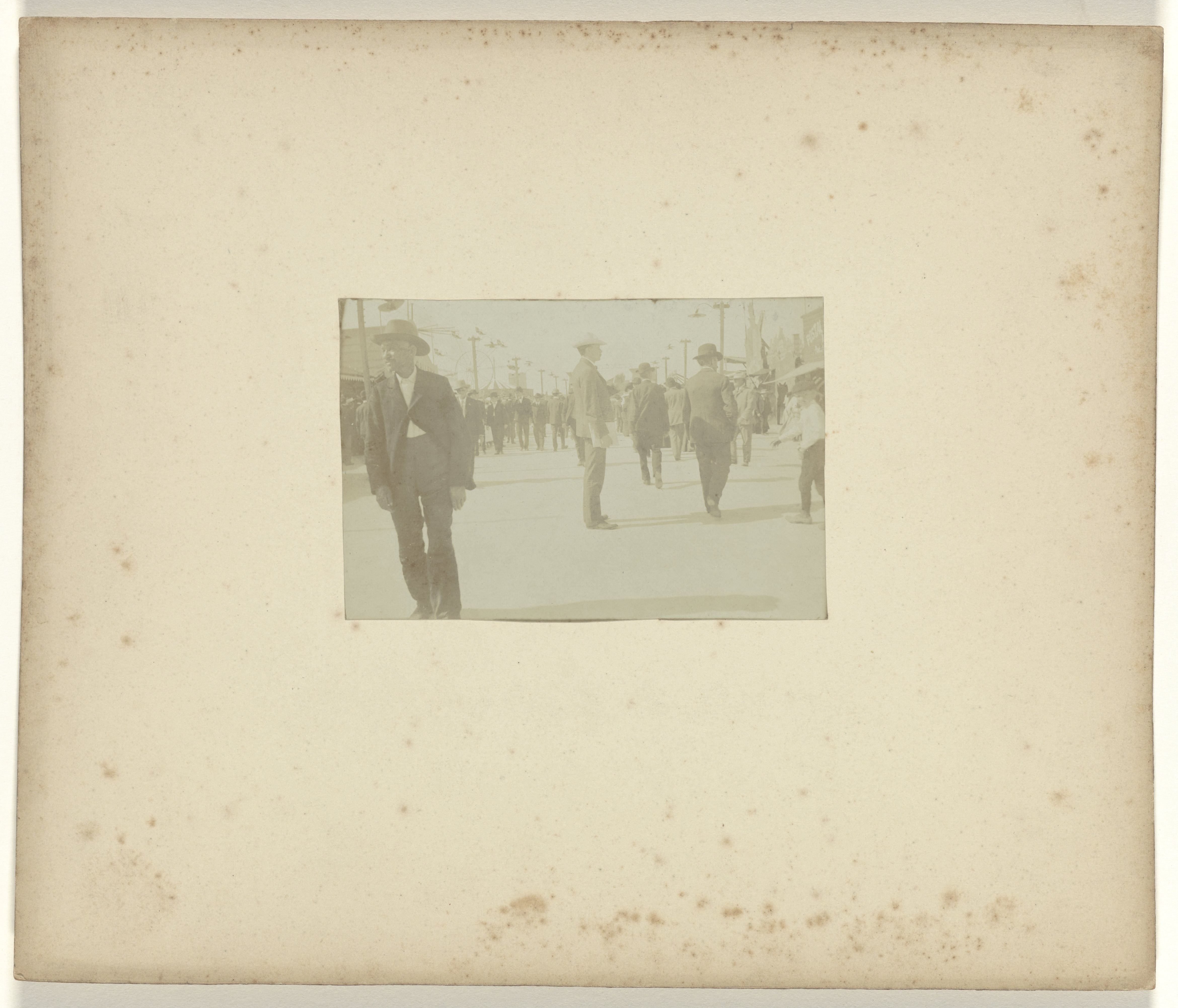 Straatgezicht buiten het terrein van de wereldtentoonstelling in St. Louis (Louisiana Purchase Exposition), 1904, met in het midden Jan C. Schüller