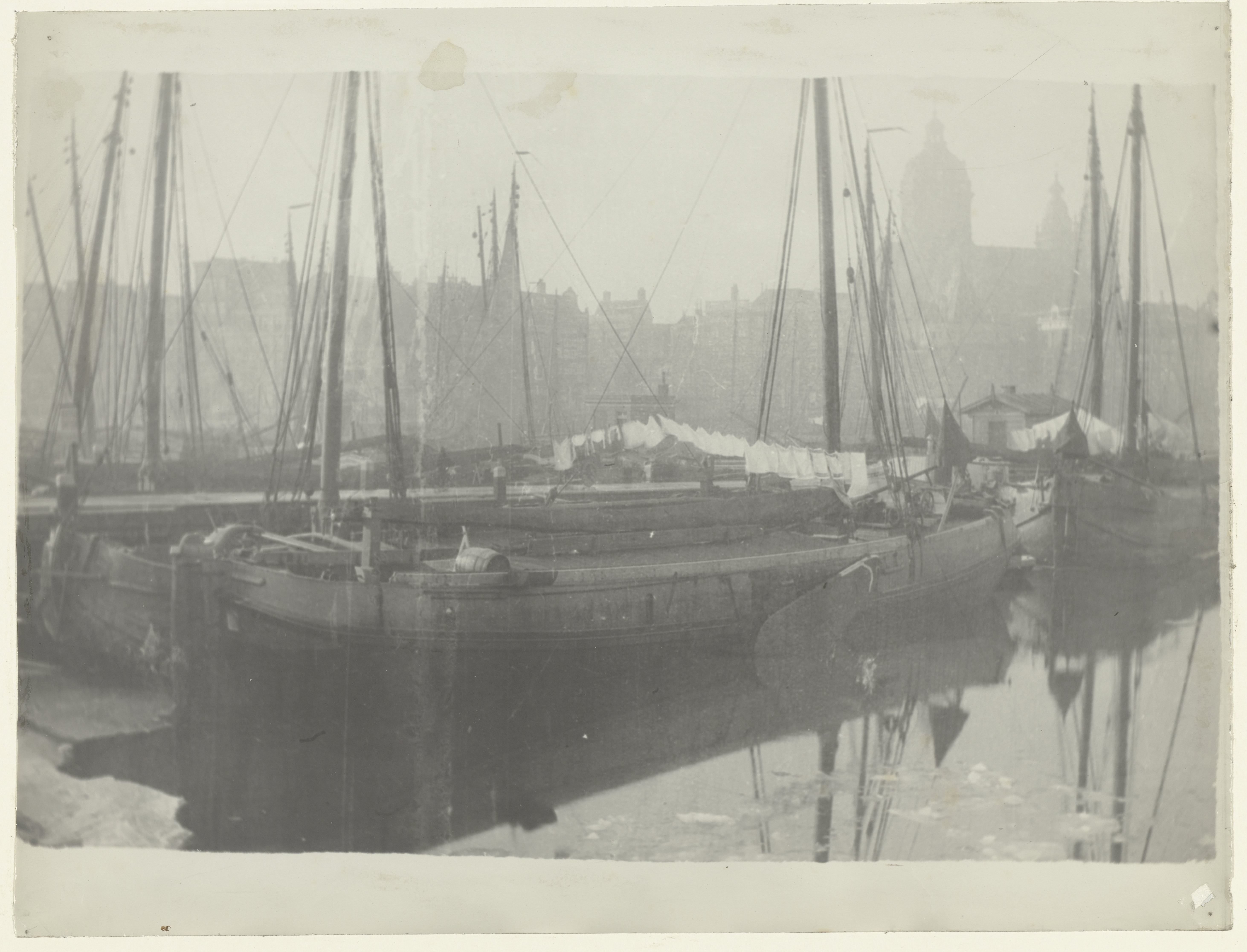 Zeilschepen in het Open Havenfront te Amsterdam, gezien vanaf de Oosterdokskade