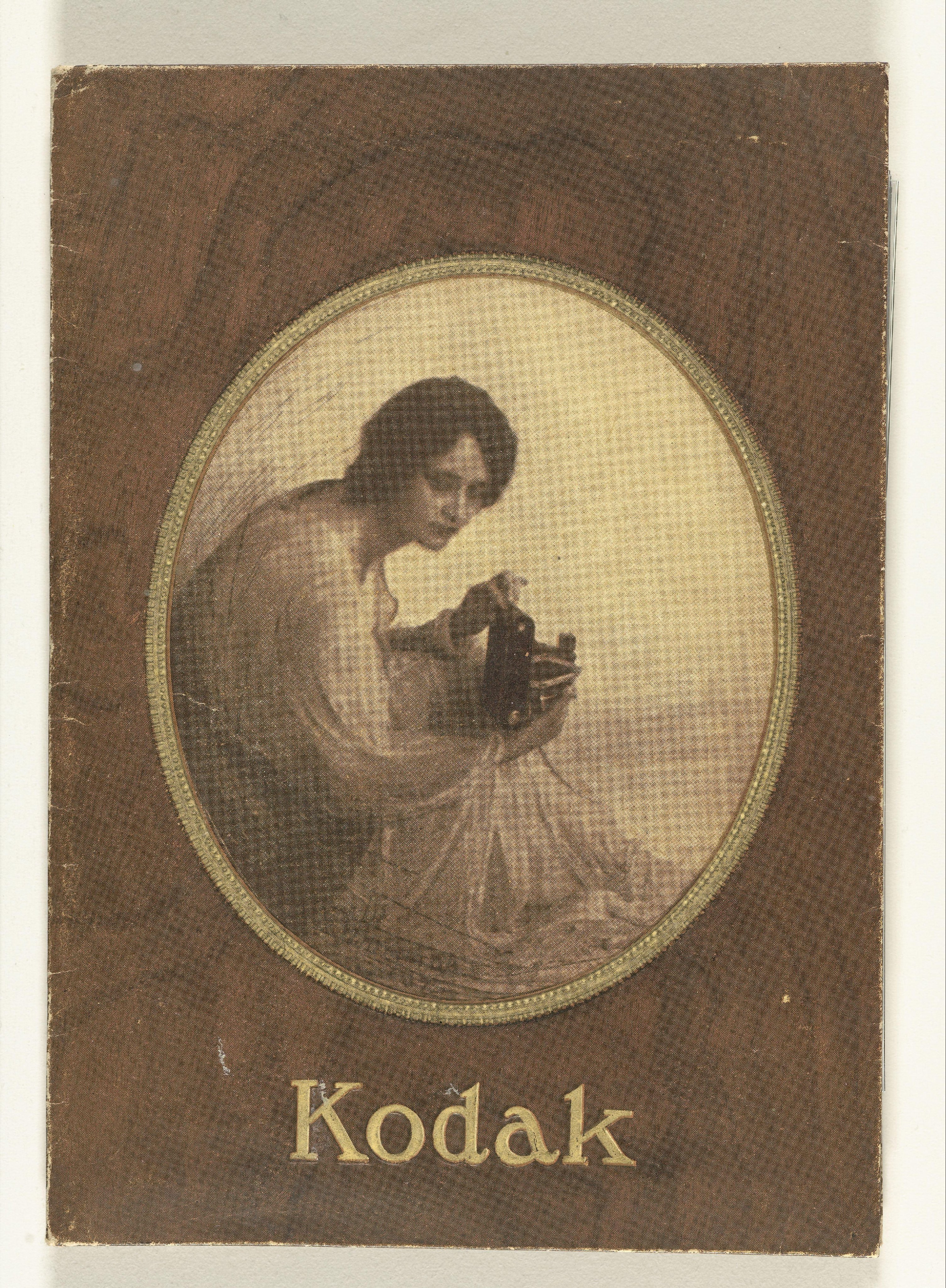 Omslag voor 31 foto's van een katholieke vrouw in trance, met fotoreproductie van de foto 'A Decorative Study' door Anne Brigman
