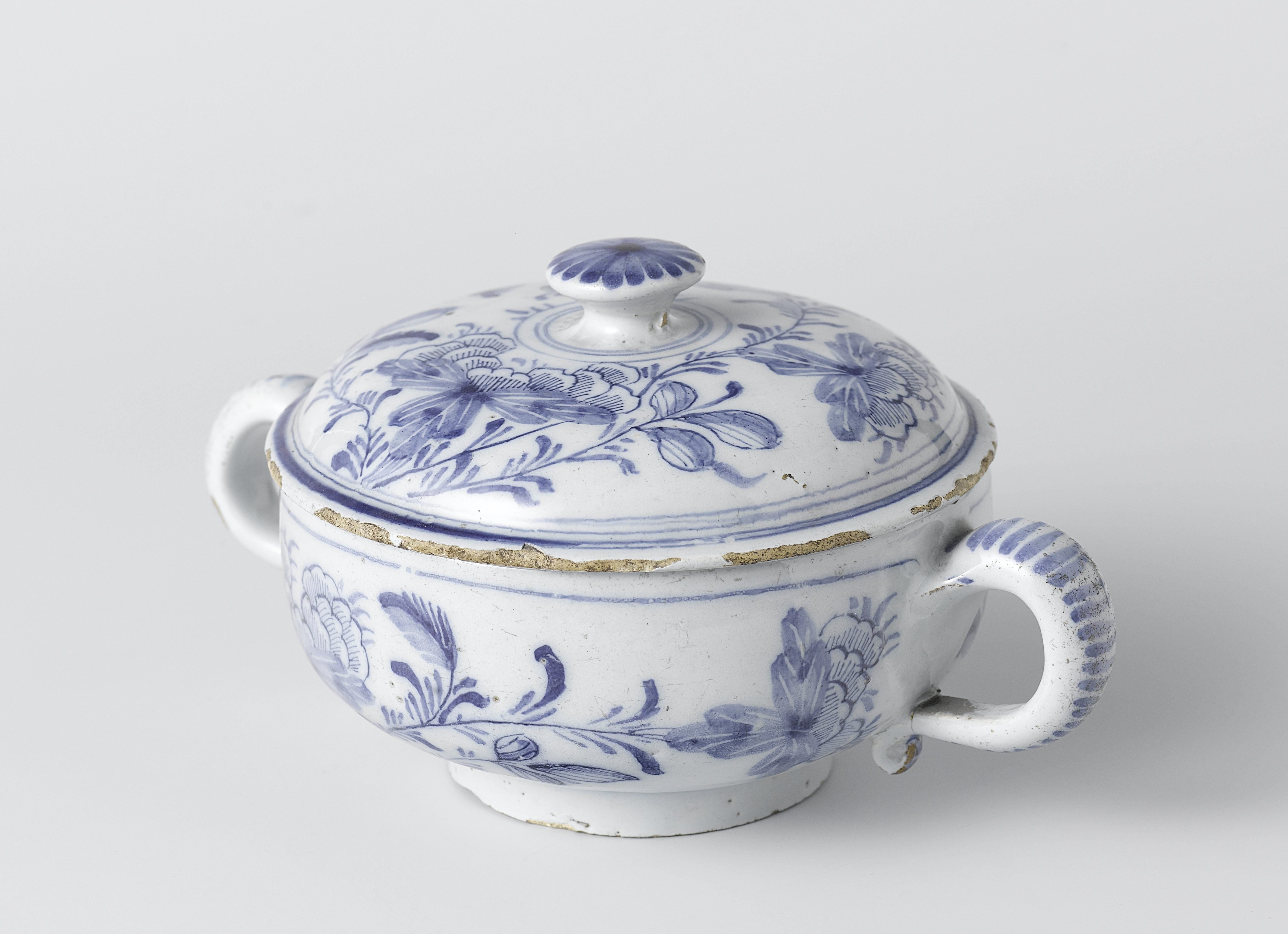 Boterpot met deksel van faience met blauwe bloemen