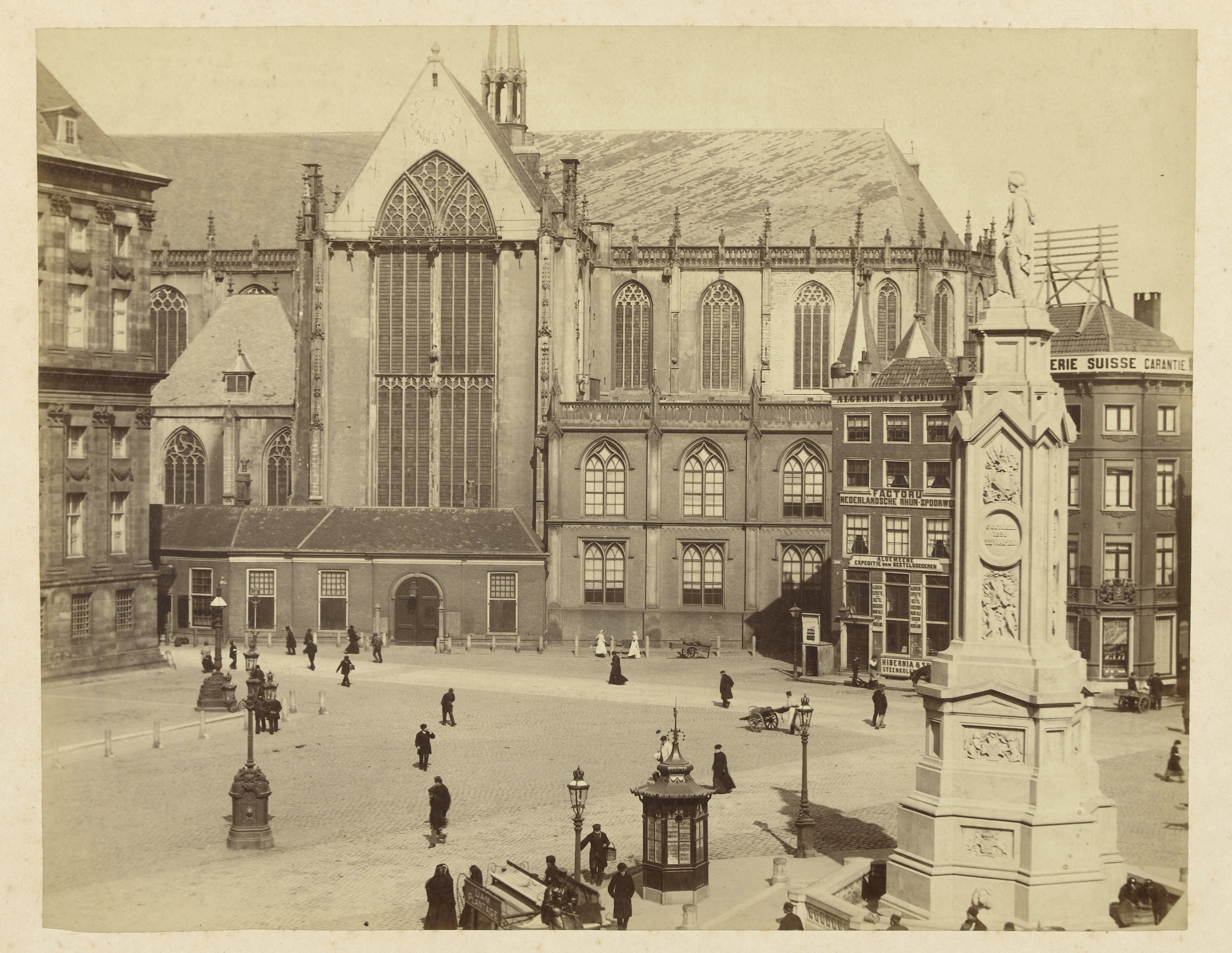 Dam, Nieuwe Kerk en het monument Naatje te Amsterdam