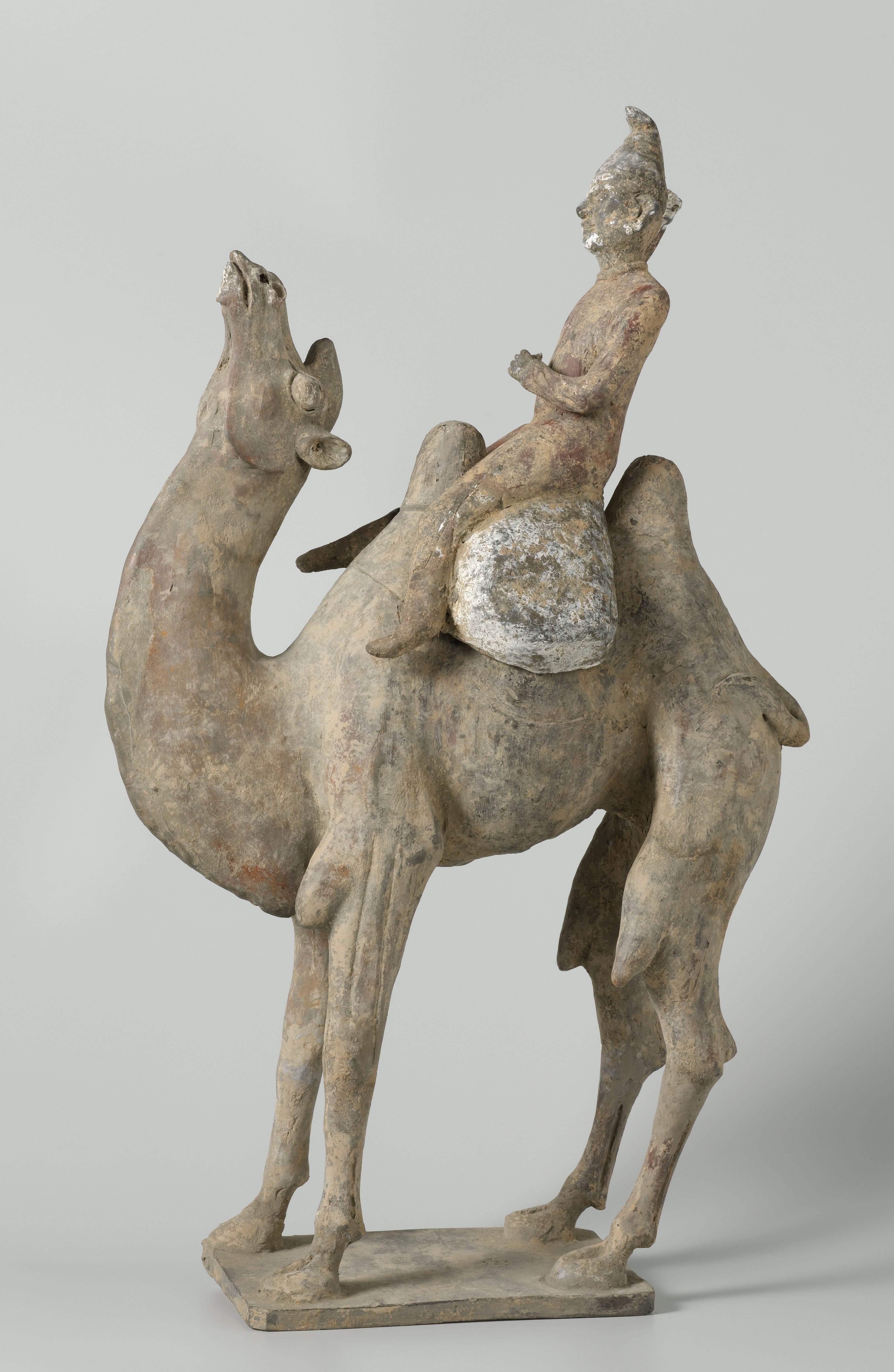 Graffiguur van een kameel met ruiter