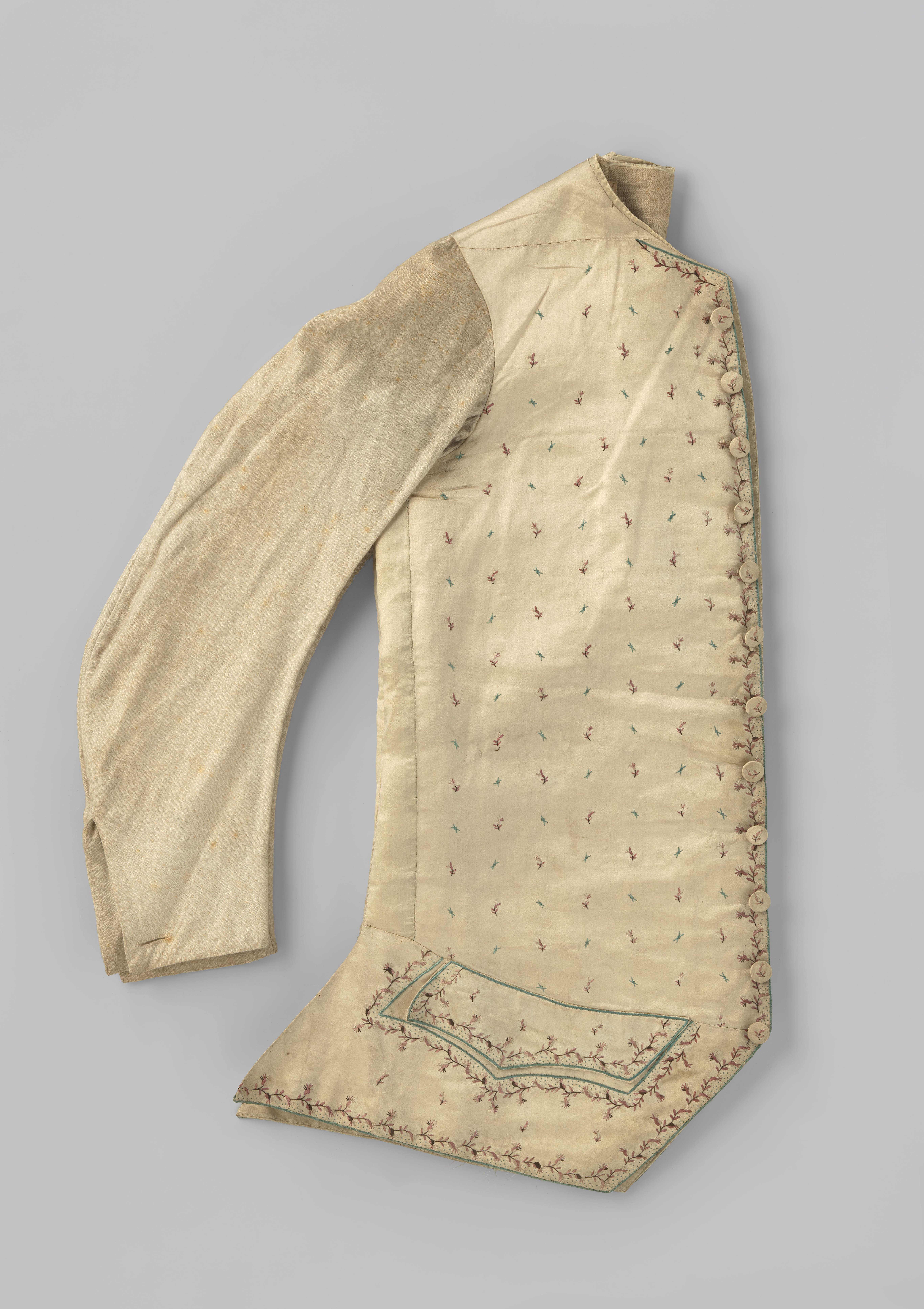 Vest van crème satijn, met geborduurd floraal strooimotief in bruin, crème en groen en fijne bloem- en bladranken in bruin, roze, crème en groen; mouwen en rug van wit flanel