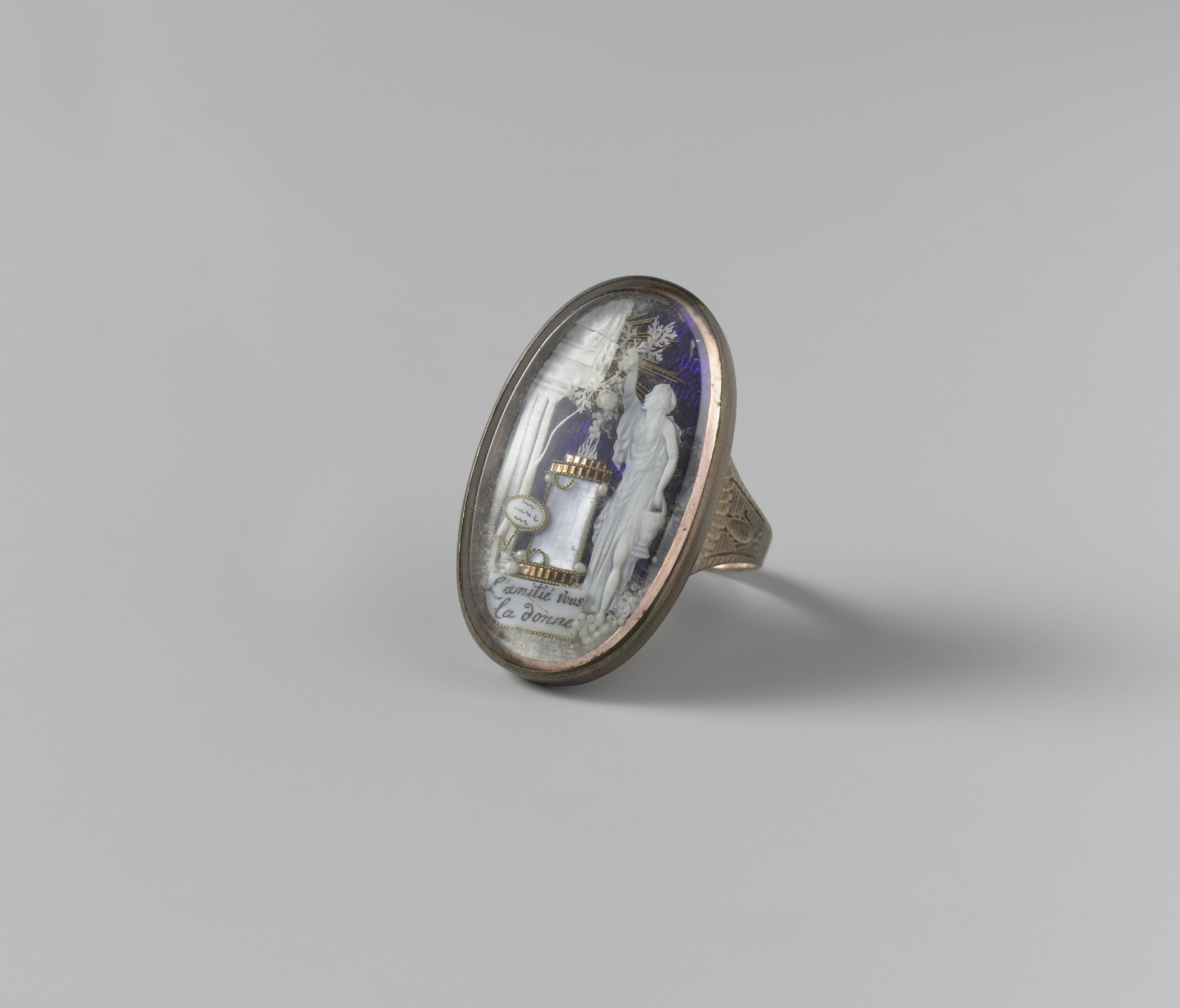 Ring met vrouw die offert op het altaar der liefde