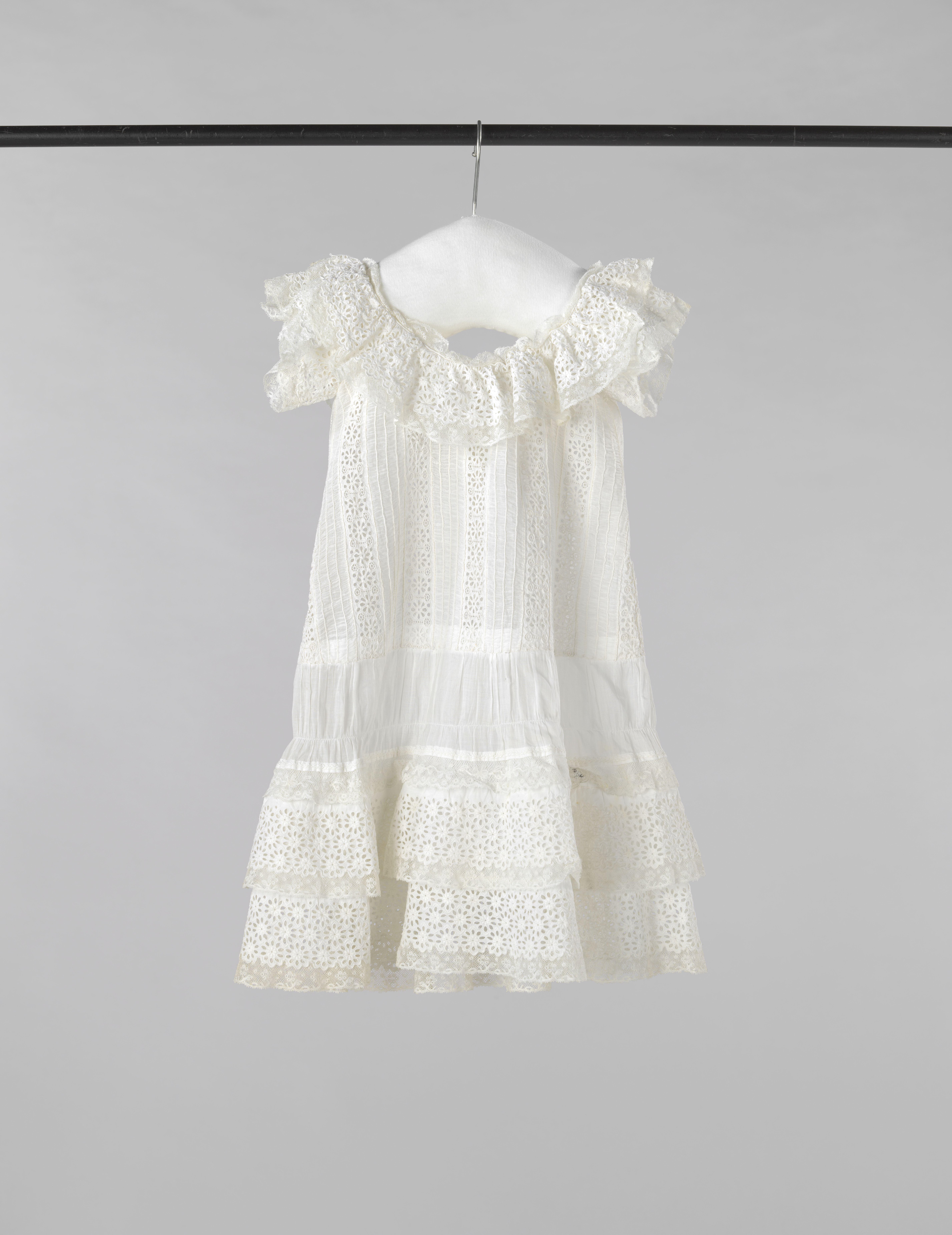 Een zomerjurk voor een klein meisje, van batist en broderie Anglaise stroken
