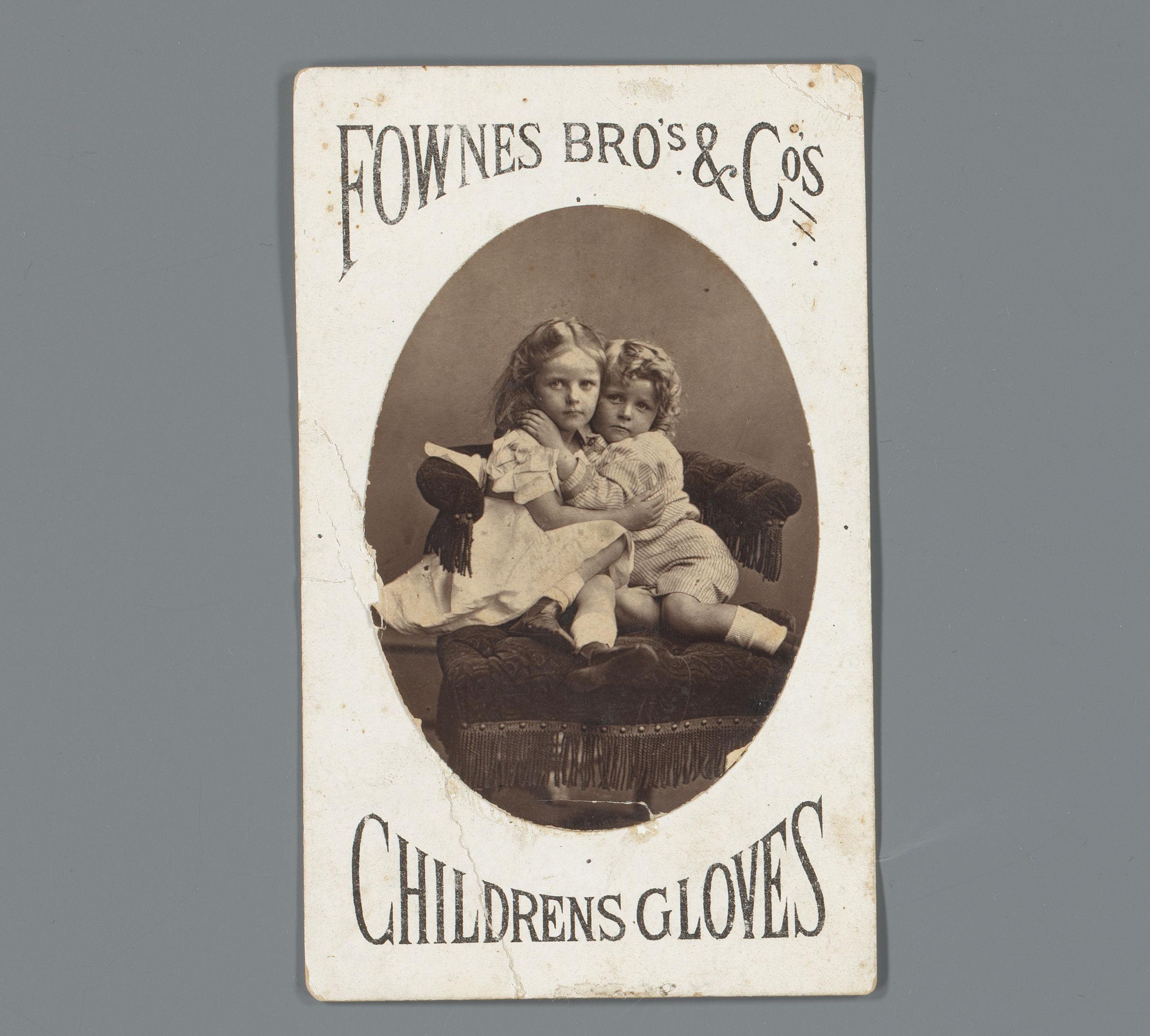 Portret van twee kinderen als reclame voor kinderhandschoenen van Fownes Brothers & Cos