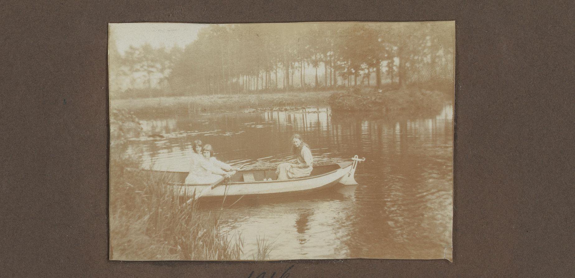Drie jonge vrouwen in een roeiboot, waarvan links Thea en Joanna Diepenbrock