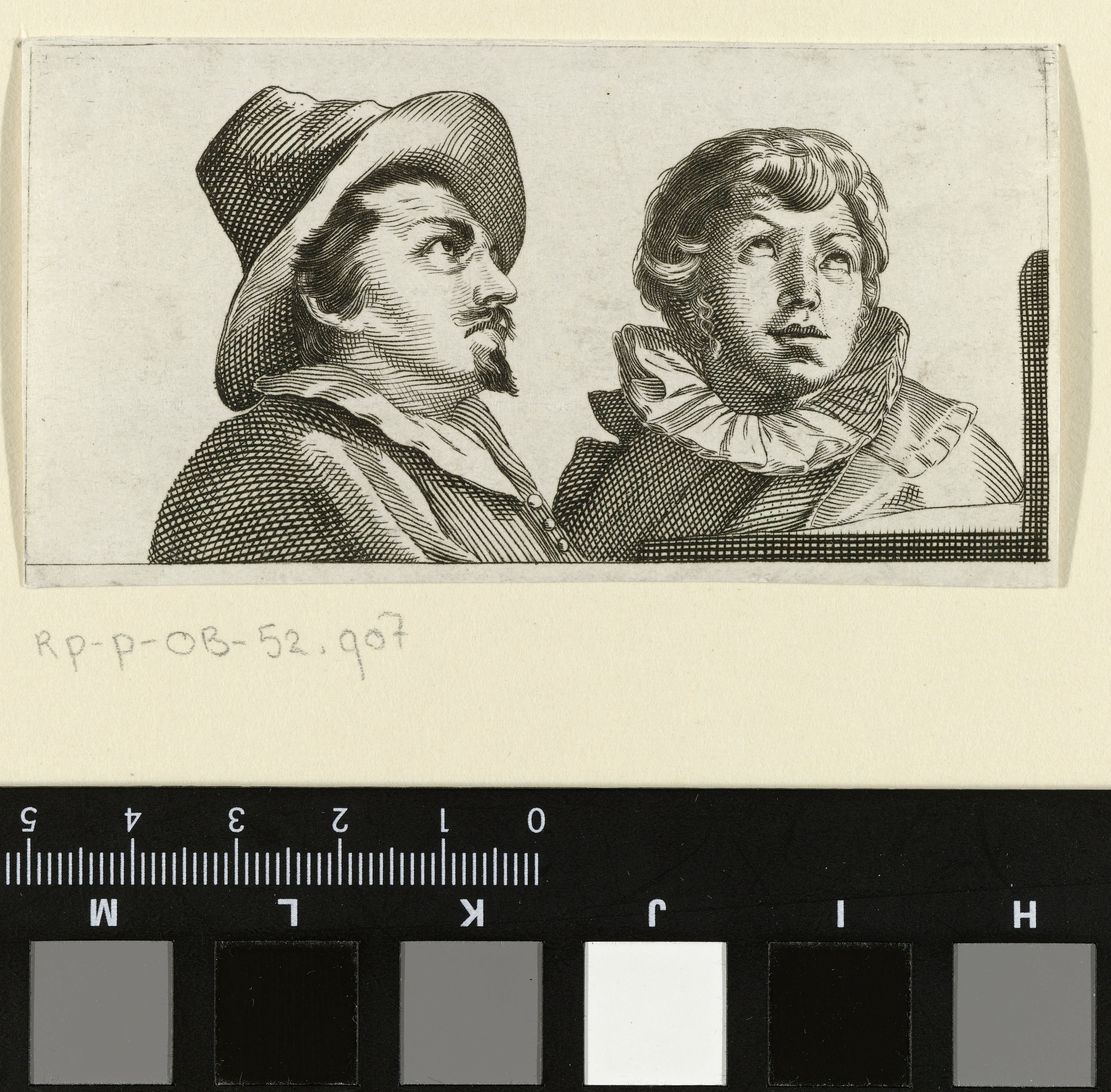 Twee mannen die het beeld Hercules Farnese bekijken
