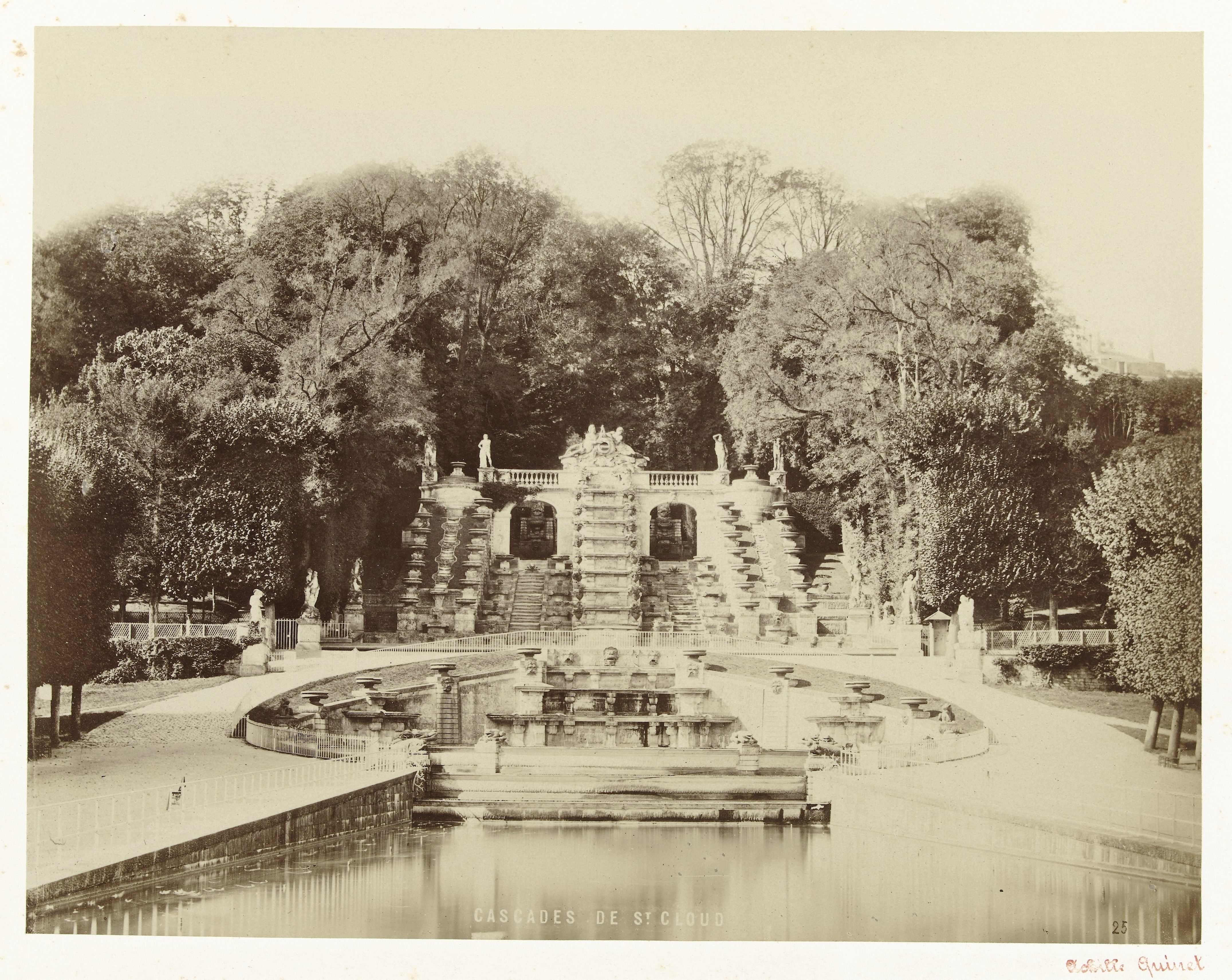 Watervallen in de tuin van het kasteel van Saint-Cloud