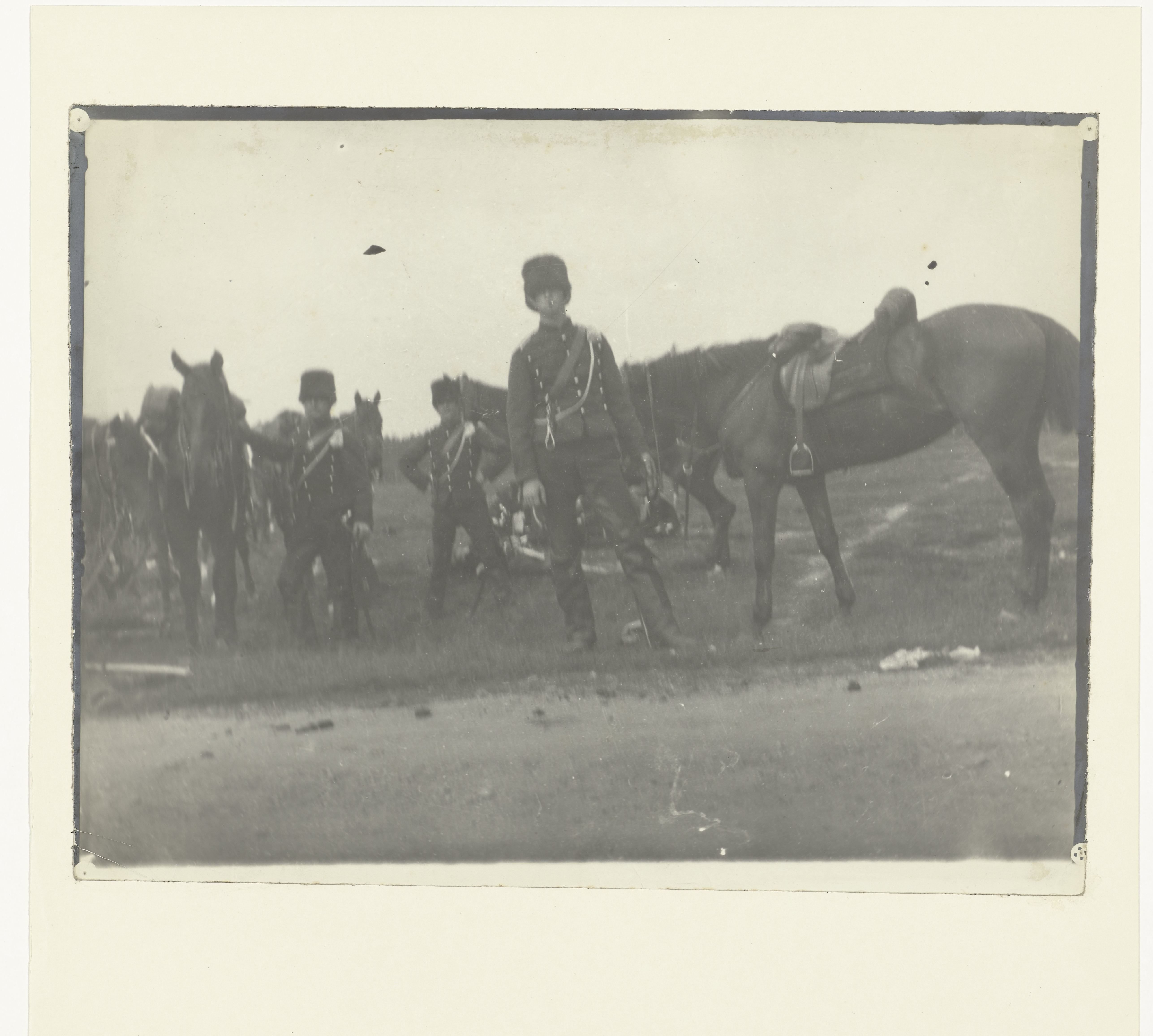 Cavalerie in rust positie op een veld