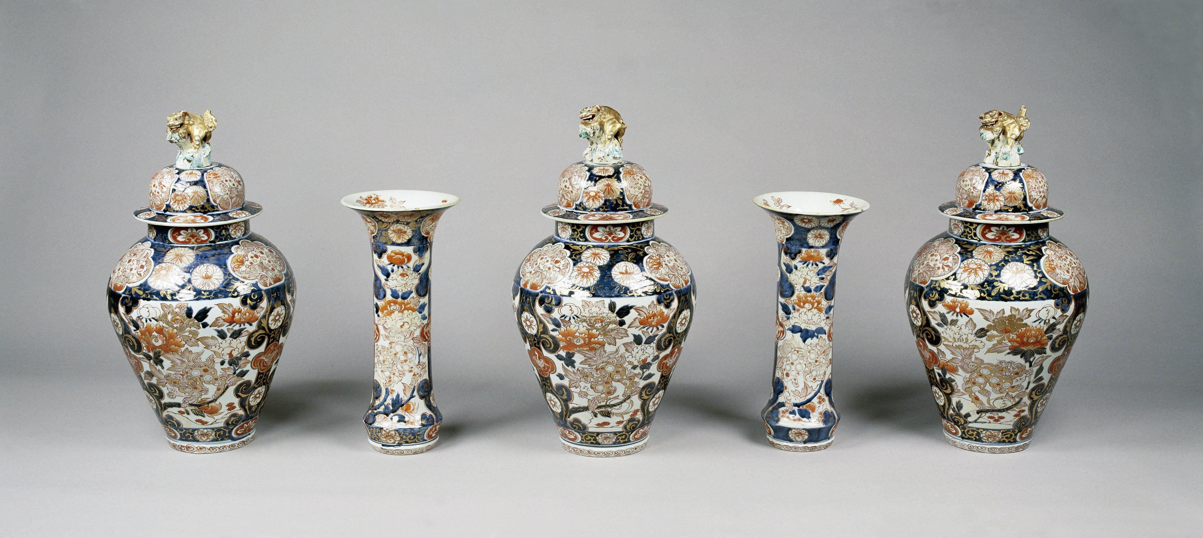Covered jar with shishi, hoo-birds, flowering plants and floral scrolls