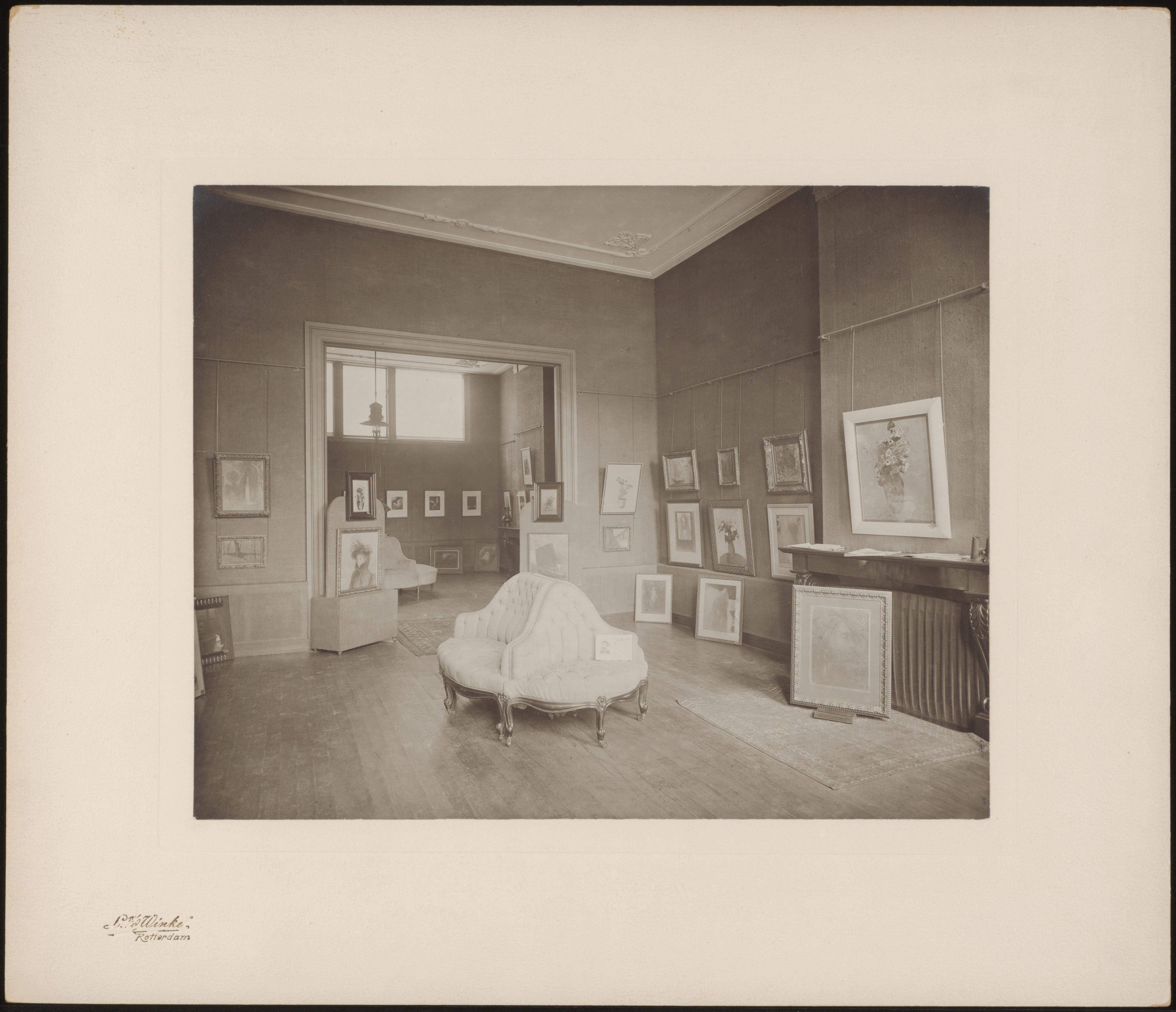 Interieur van kunsthandel Reckers tijdens de Redon-expositie van 1907, Rotterdam