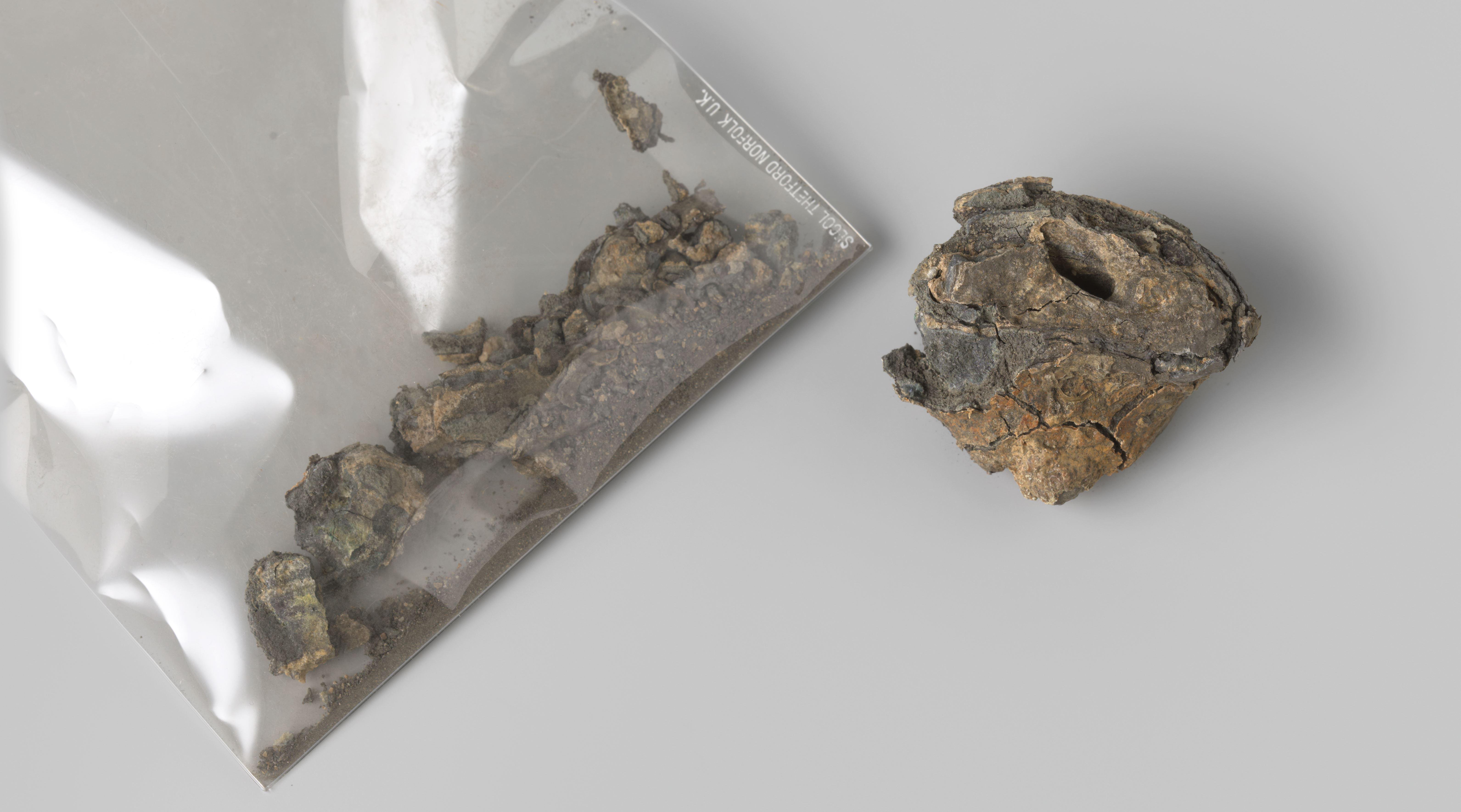Fragmenten schroefdop uit het wrak van de Oost-Indiëvaarder Hollandia