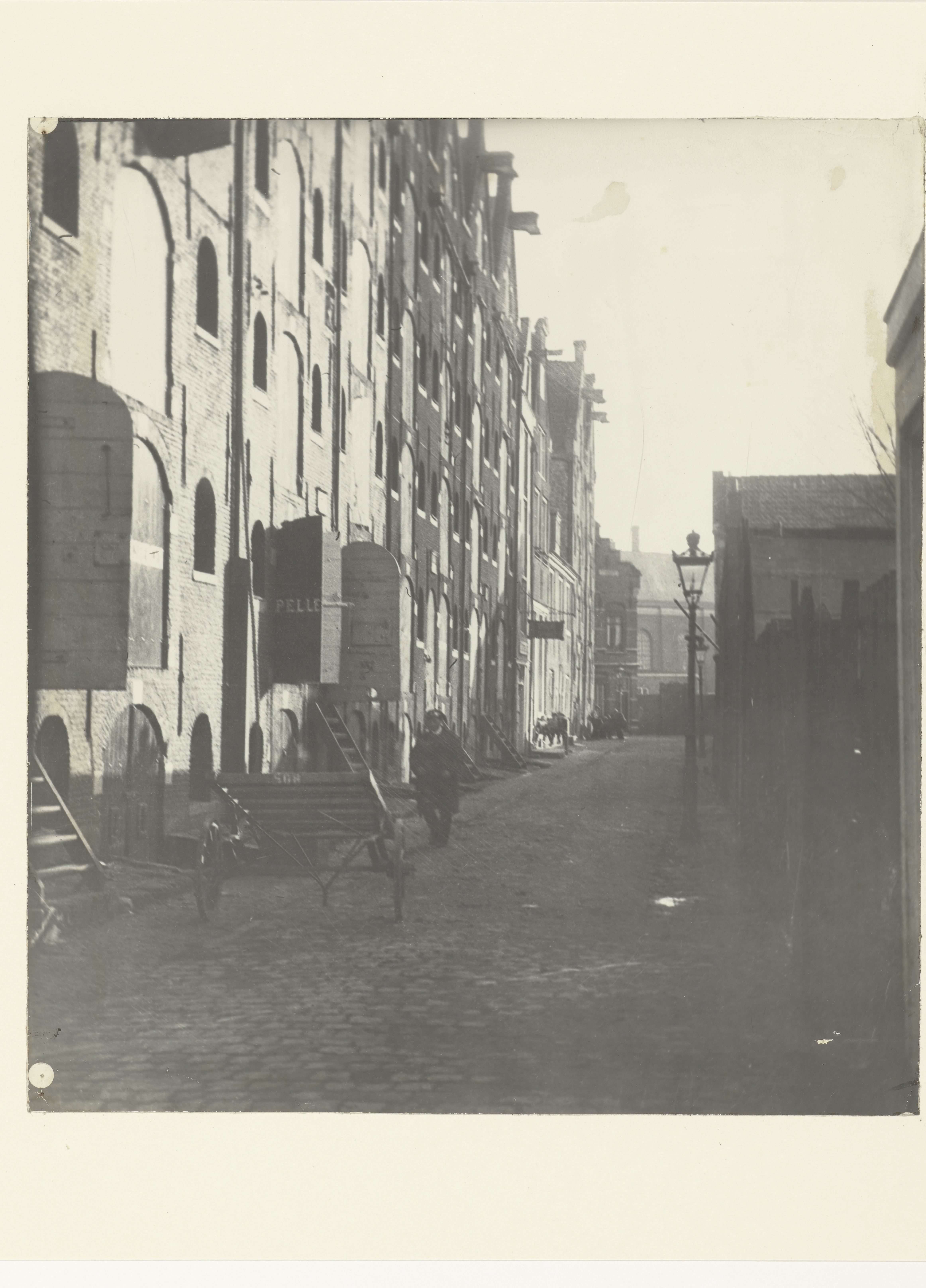 Gezicht in Prinseneiland (links pakhuis Prinseneiland 109), gezien vanaf de straat voor Breitners atelier (Prinseneiland 24B), Amsterdam