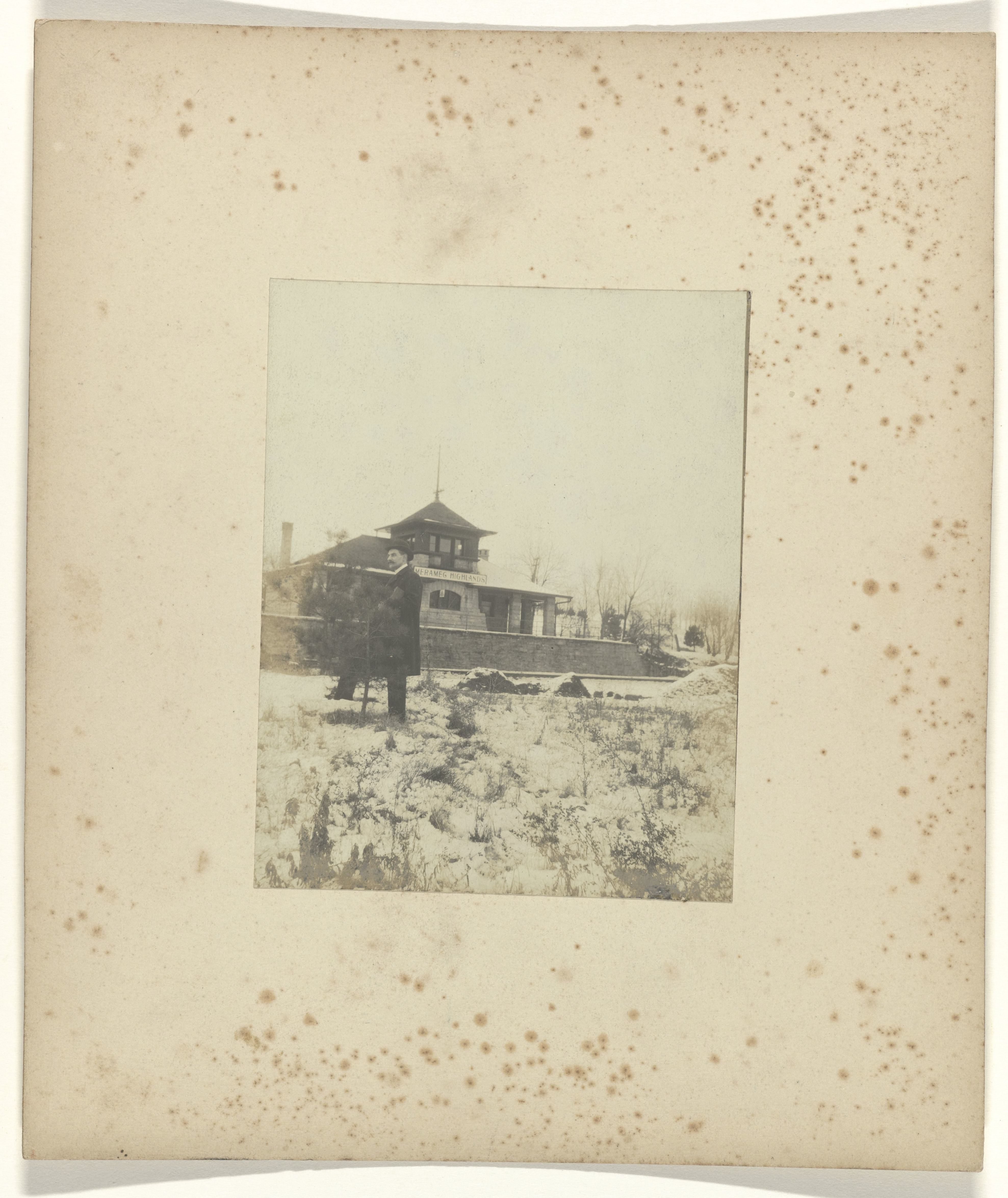 Backers staand voor het station van de Meramec Highlands t tijdens de wereldtentoonstelling in St. Louis (Louisiana Purchase Exposition), 1904