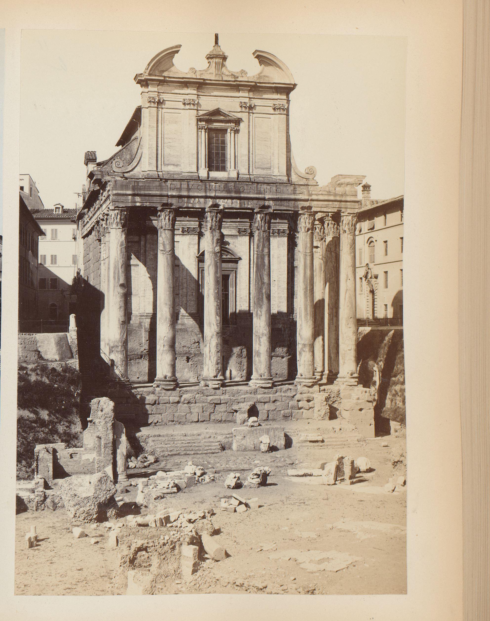 Tempel van Antoninus en Faustina aan het Forum Romanum te Rome, Italië