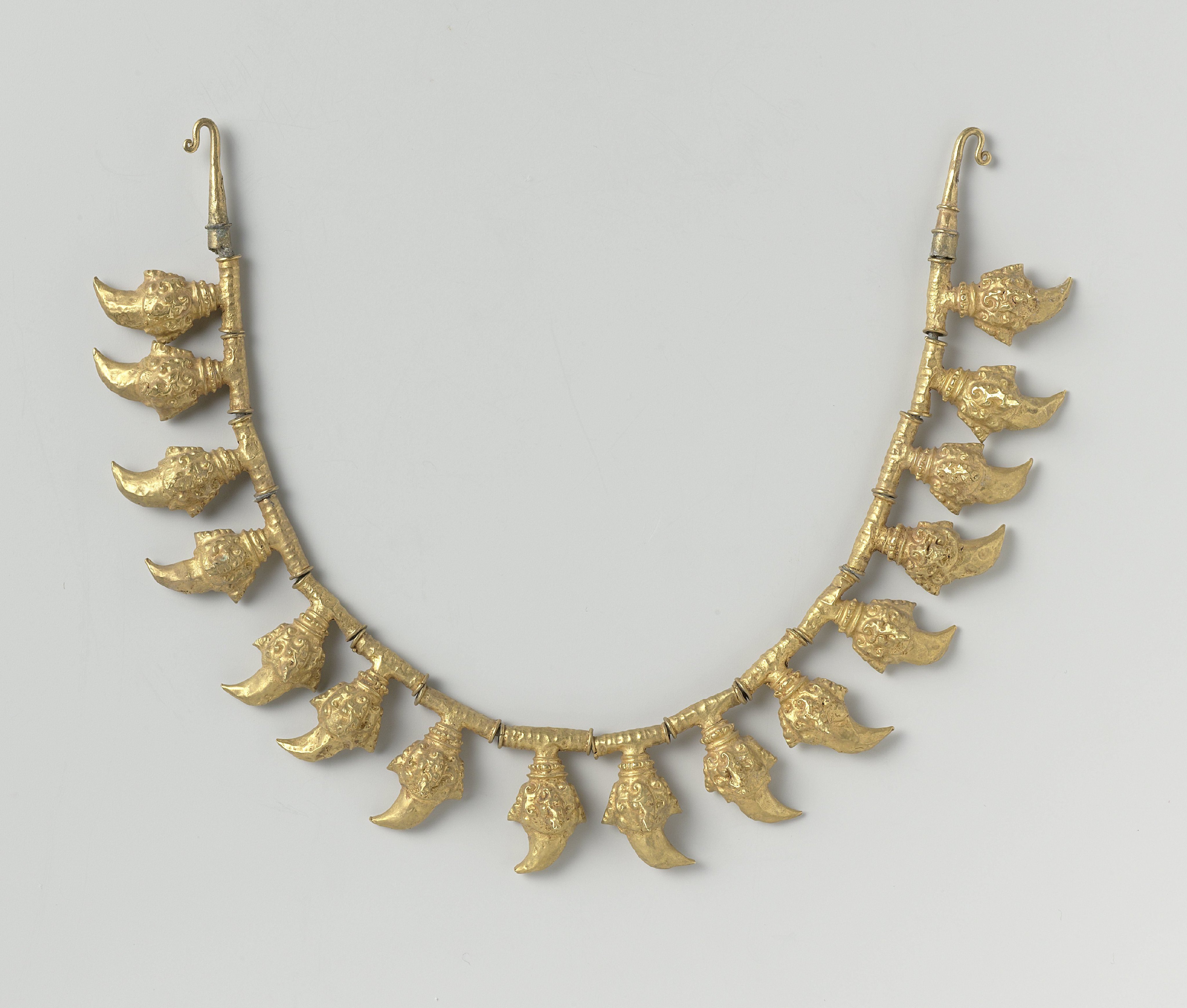 Ketting en koordsieraad met hangers