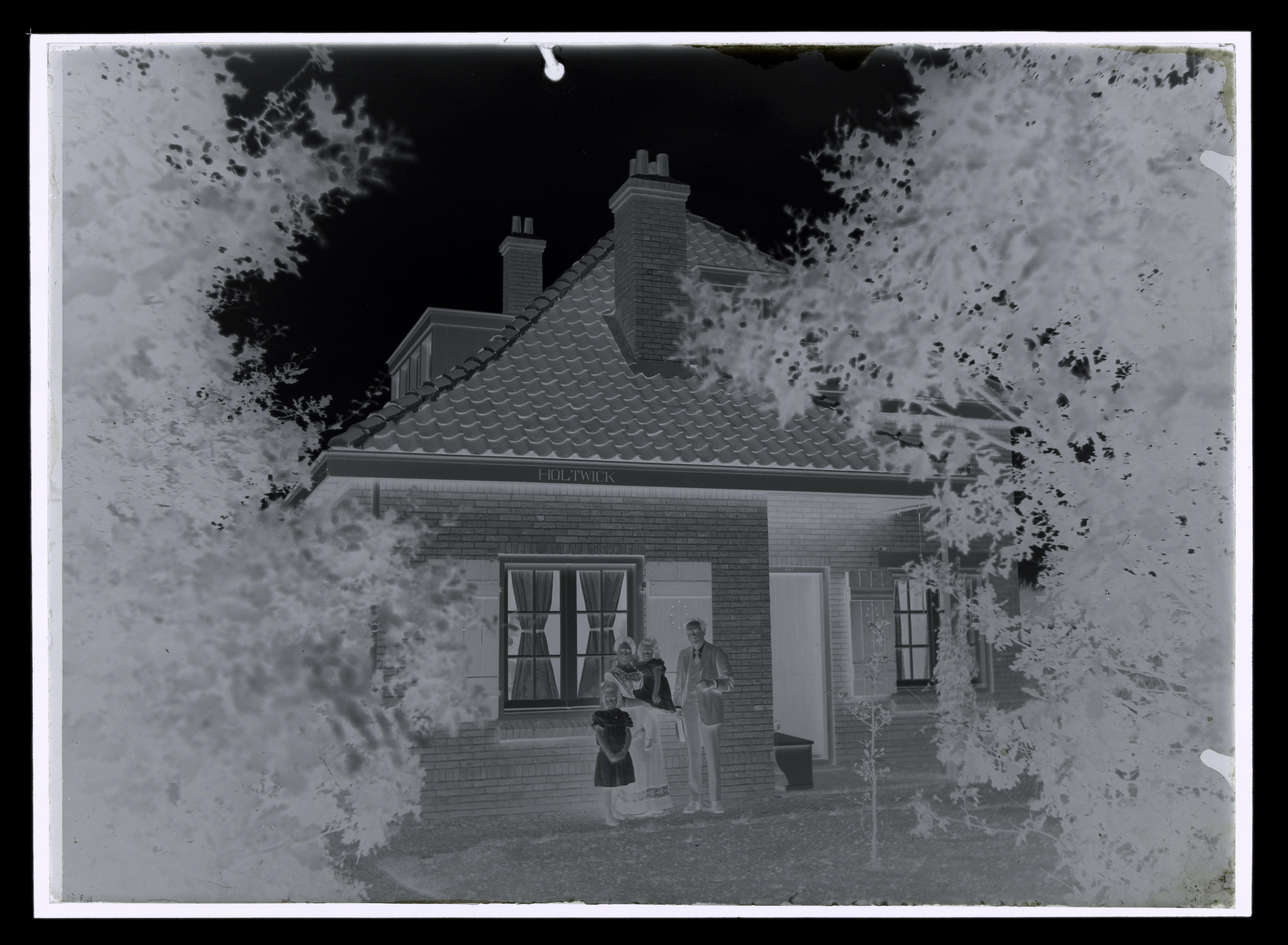 Elsa en Alphons Diepenbrock met kinderen Joanna en Thea voor hun woning 'Holtwick' te Laren