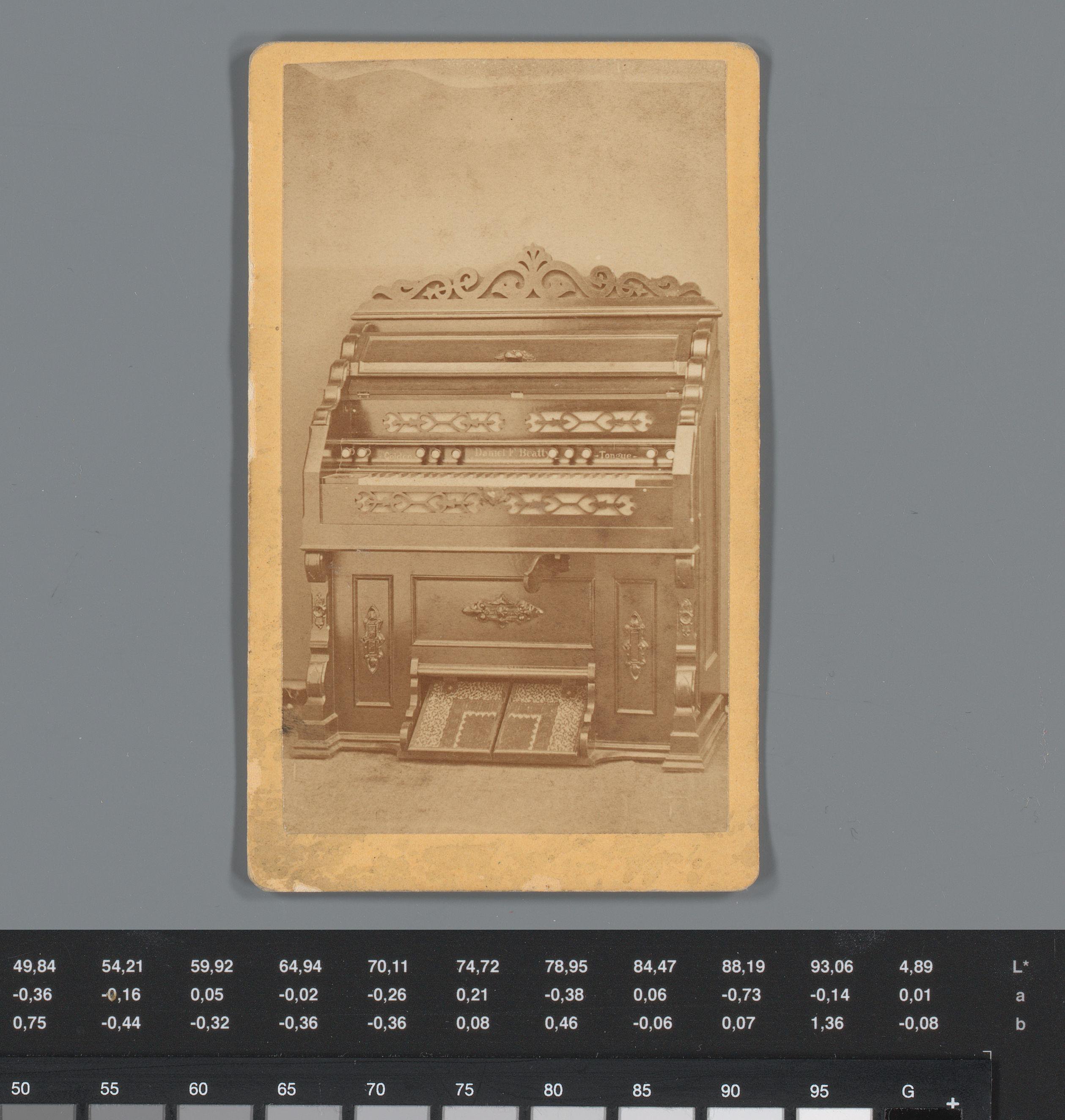 Reclame voor harmoniums van Daniel F. Beatty te Corsicana, met gezicht op een orgel