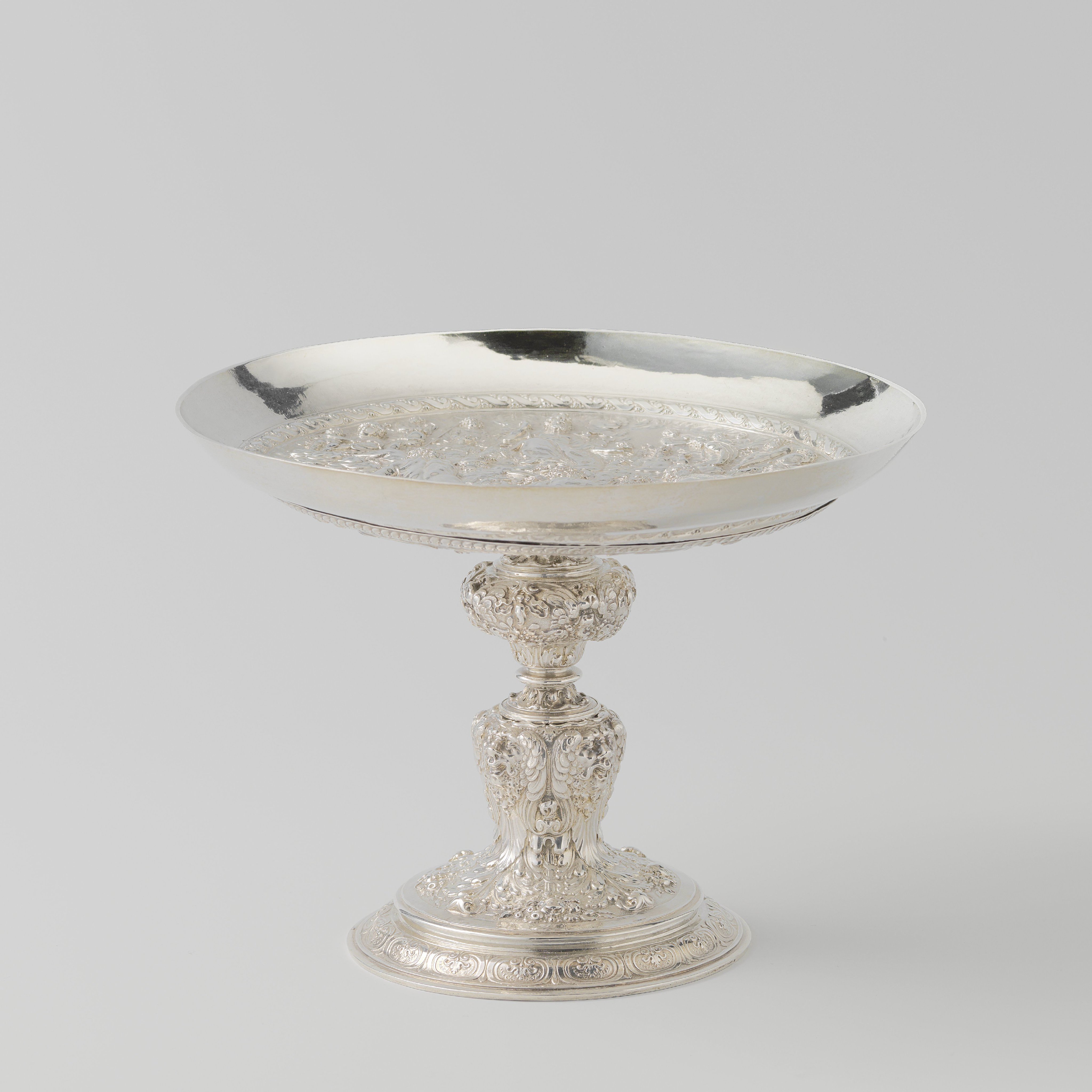 Tazza (drinkschaal op voet) met een bijeenkomst van Olympische goden