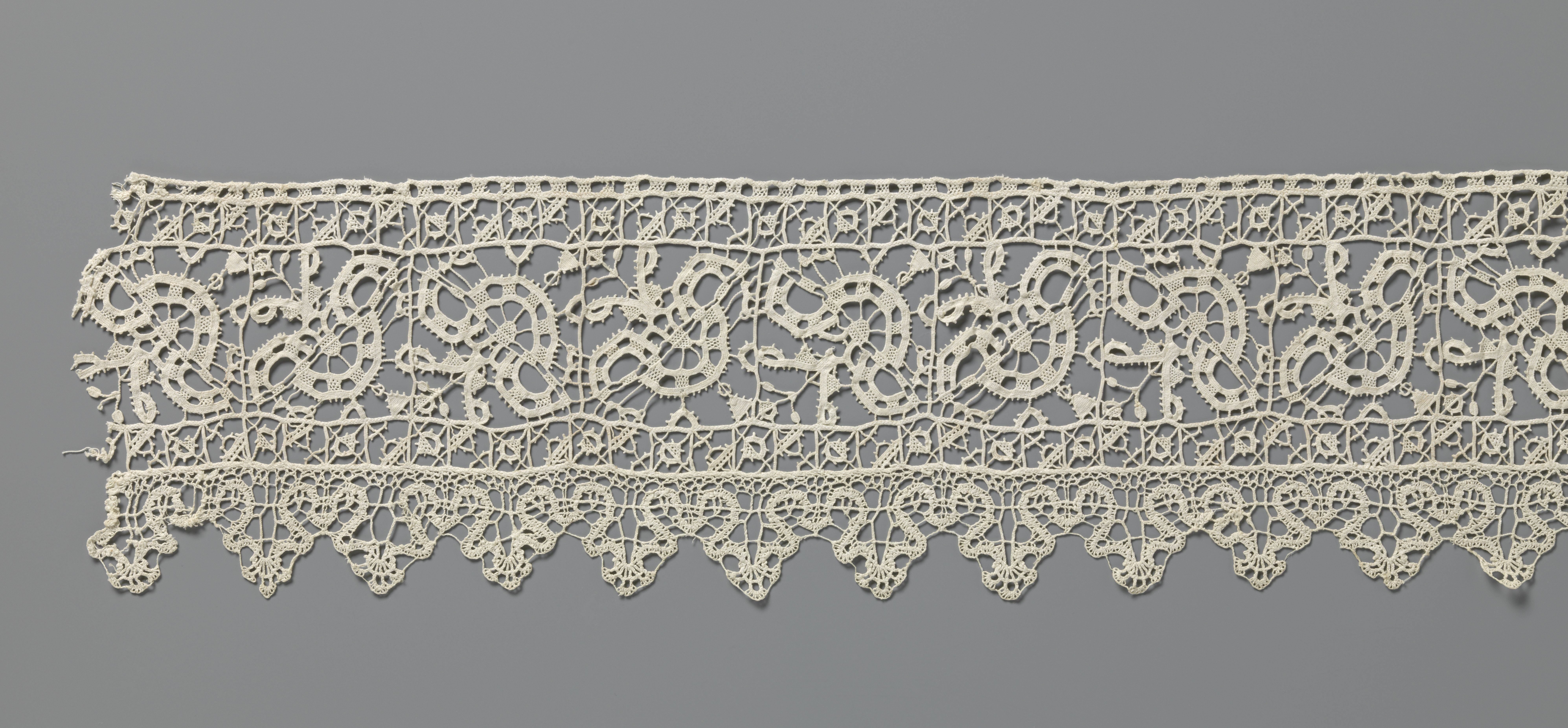 Border with Vases