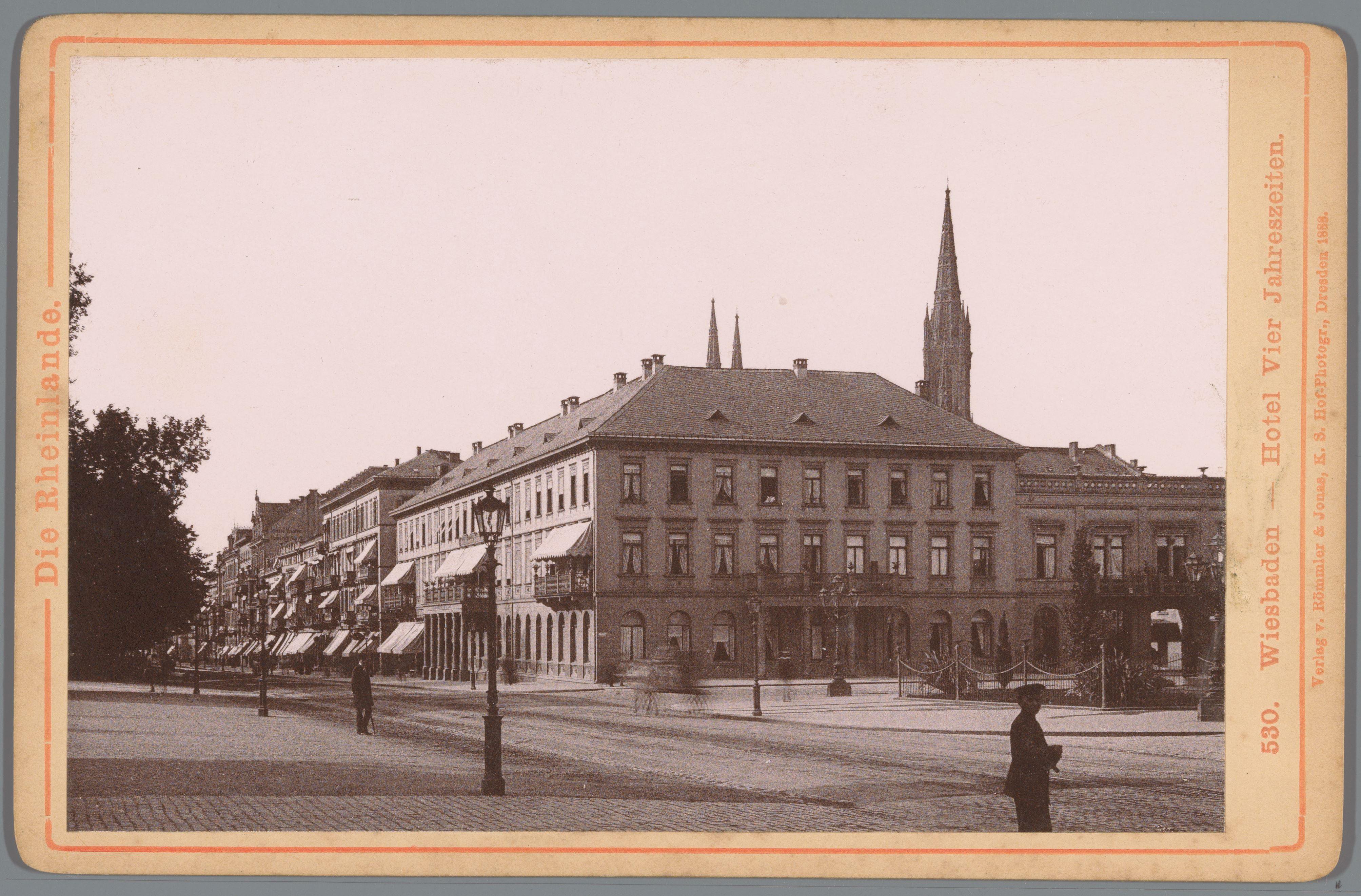 Gezicht op het hotel Vier Jahreszeiten in Wiesbaden