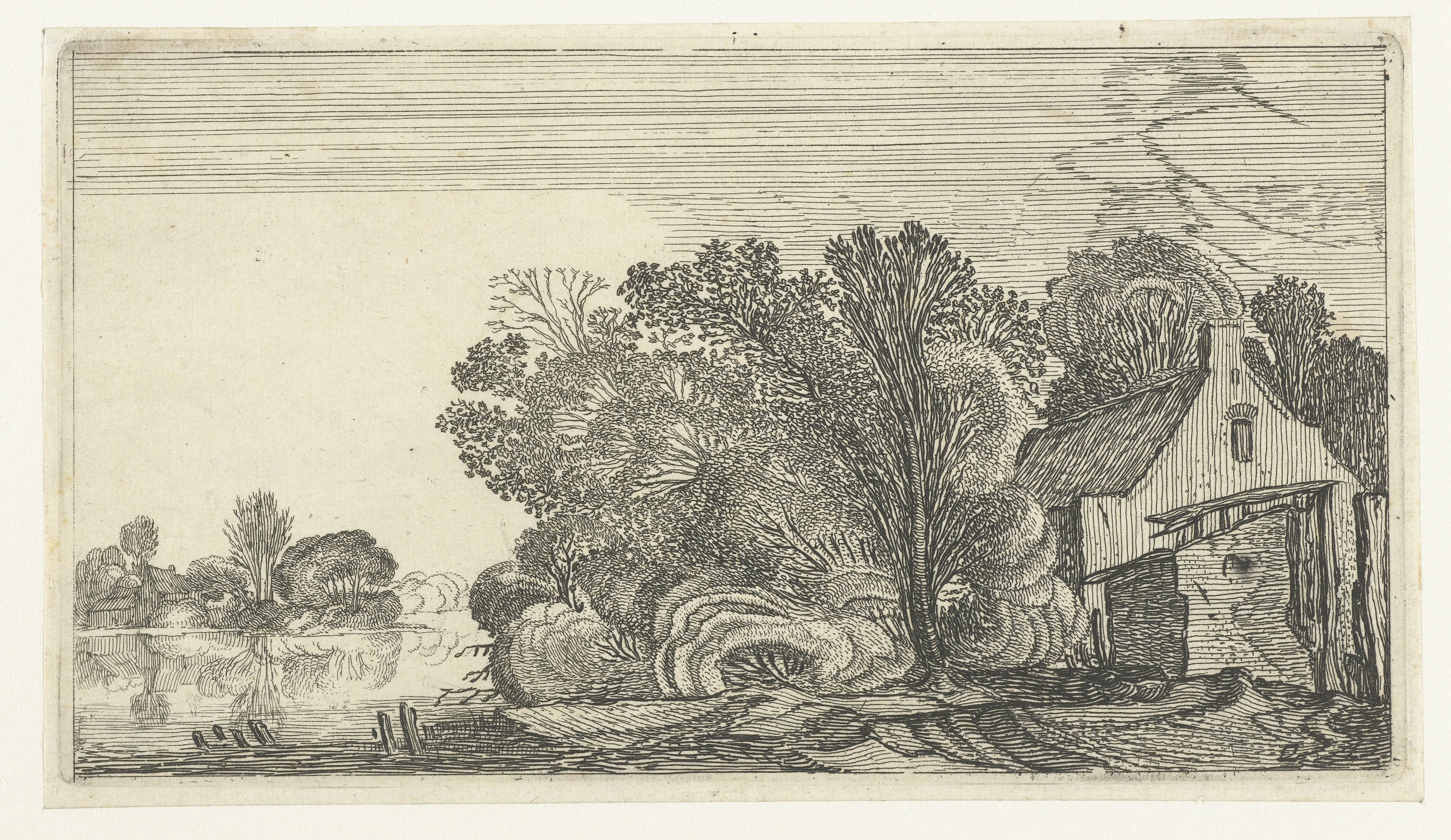 Boerderij tussen bomen aan een rivier