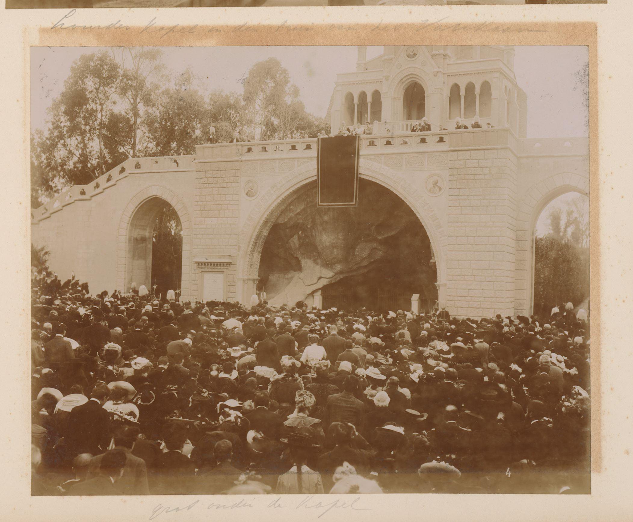 Openluchtmis voor de Rozenkransbasiliek te Lourdes