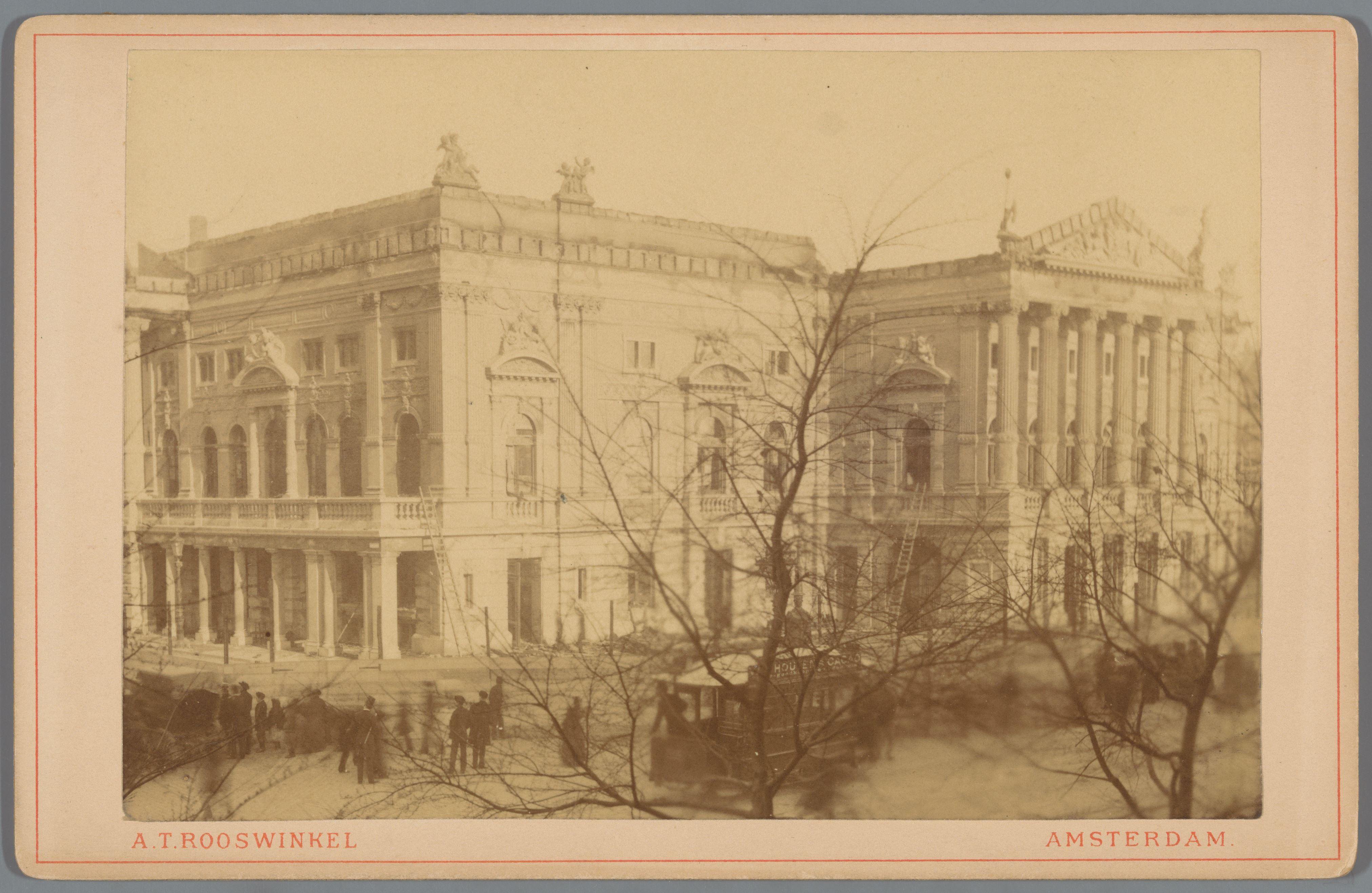 Gezicht op de Stadsschouwburg in Amsterdam na de brand van 1890
