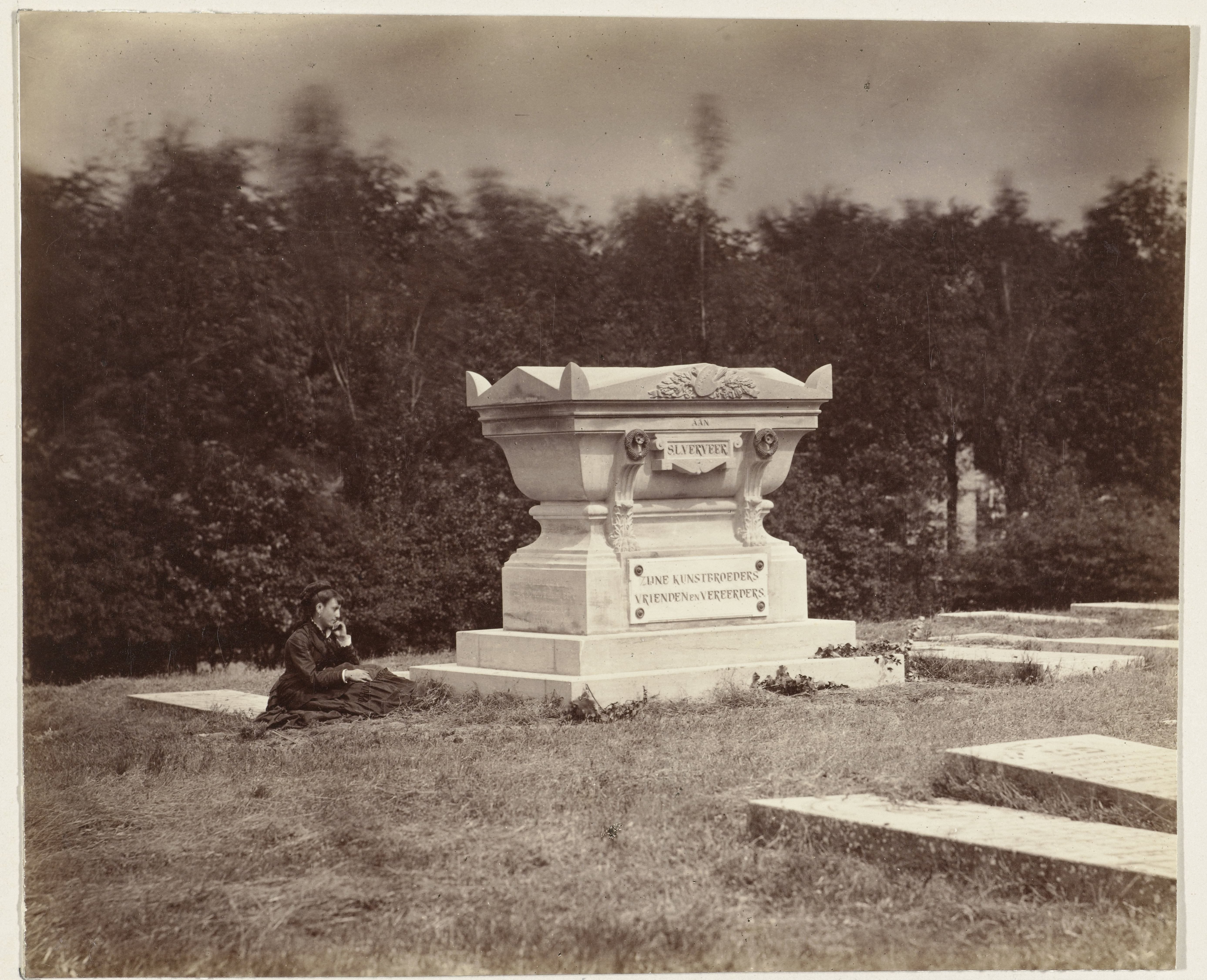 Vrouw bij het grafmonument van Salomon Verveer