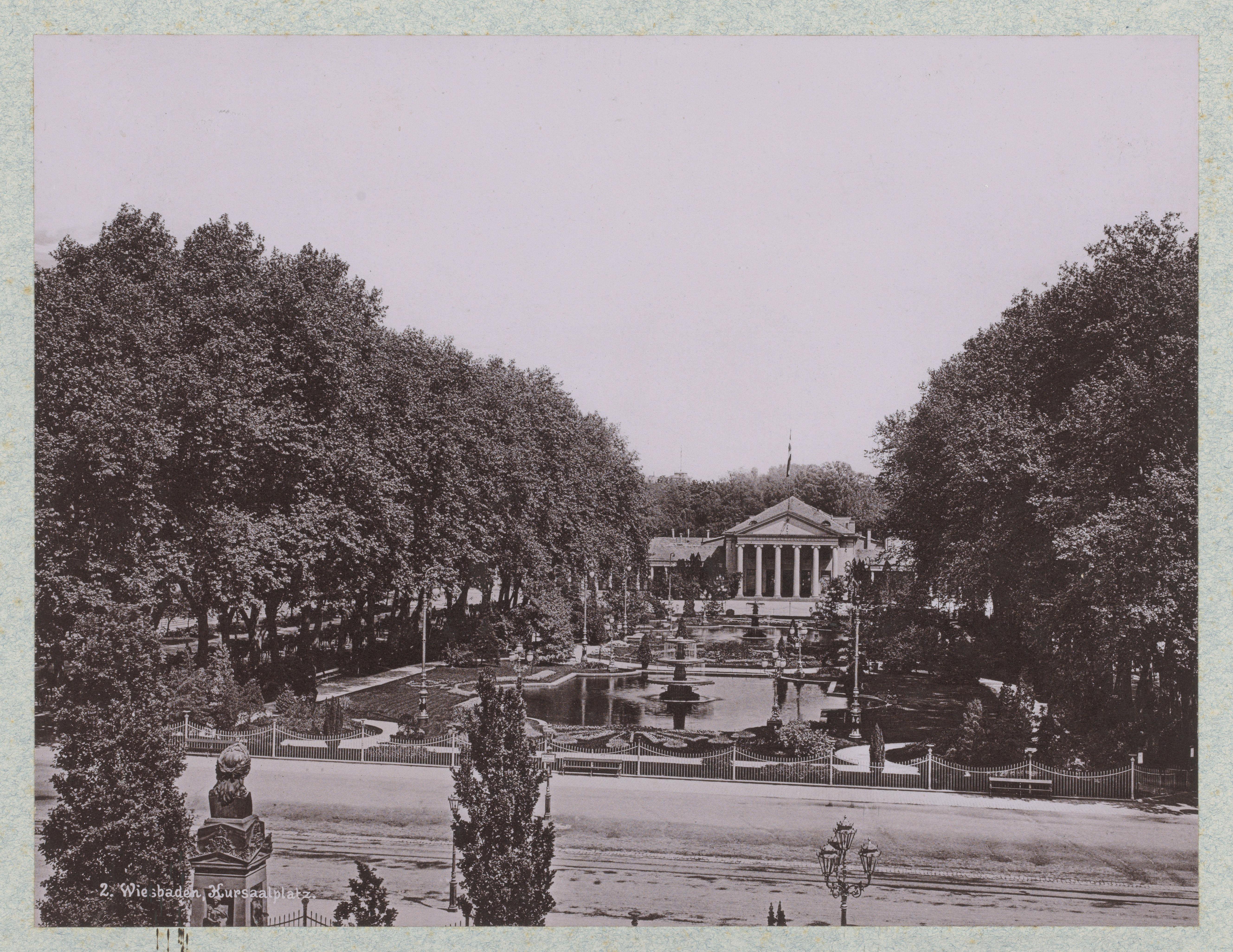 Gezicht op de Kursaalplatz in Wiesbaden