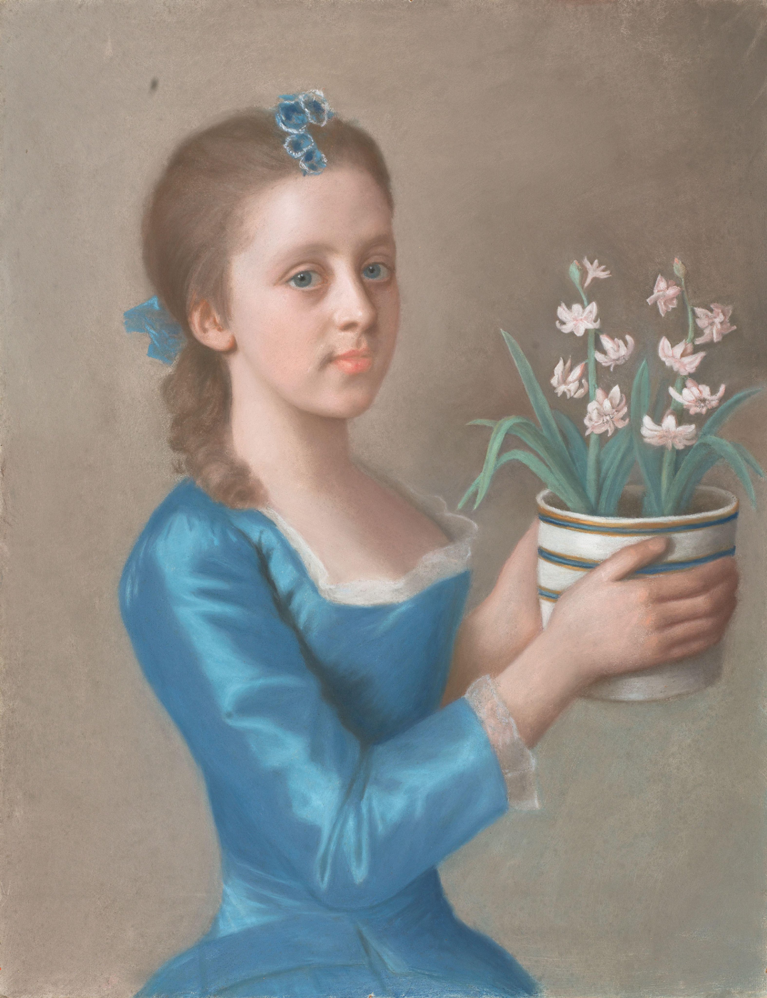 Jong meisje met een bloempot met hyacinten