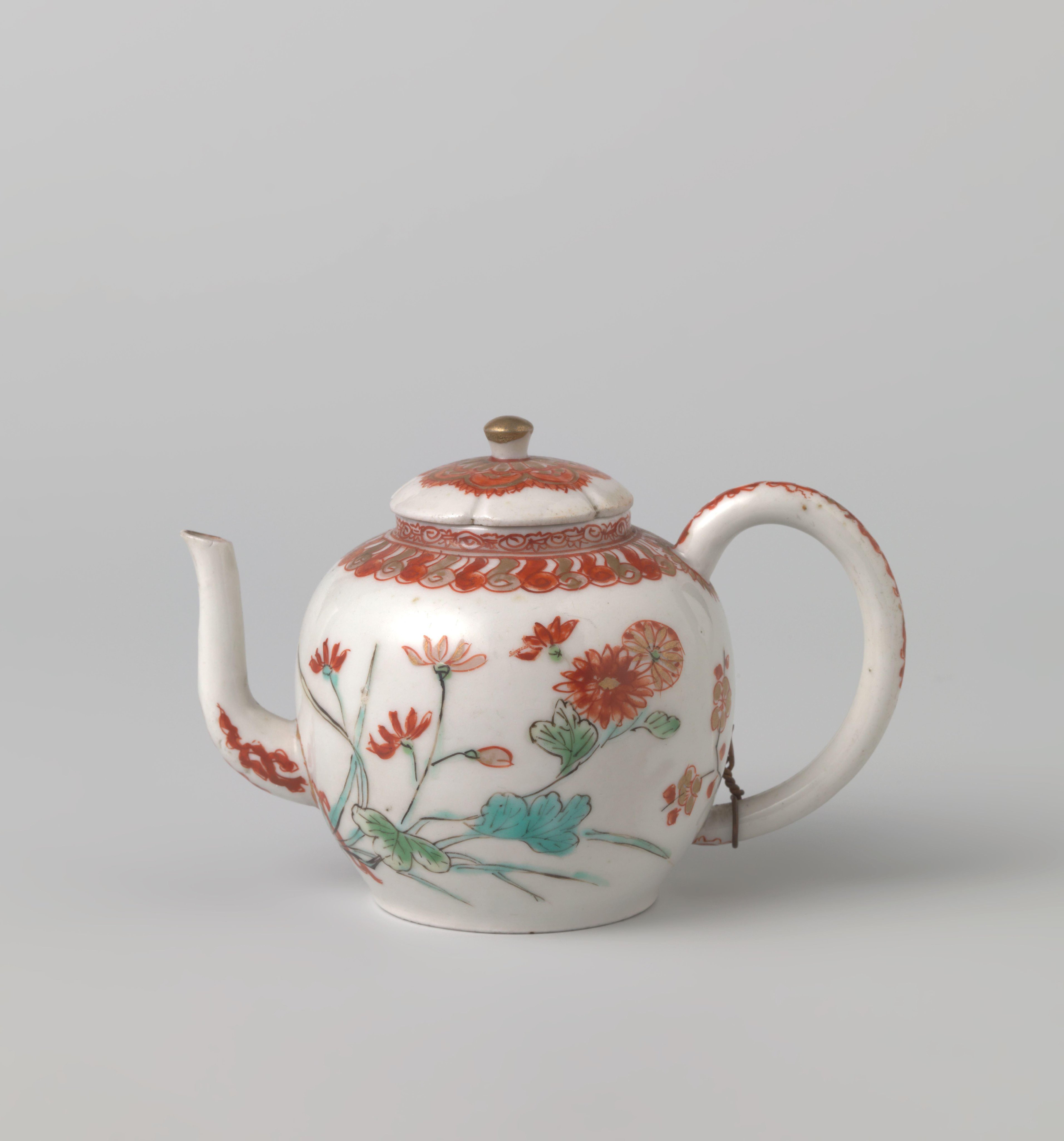 Teapot with flowering plants en ornamental borders