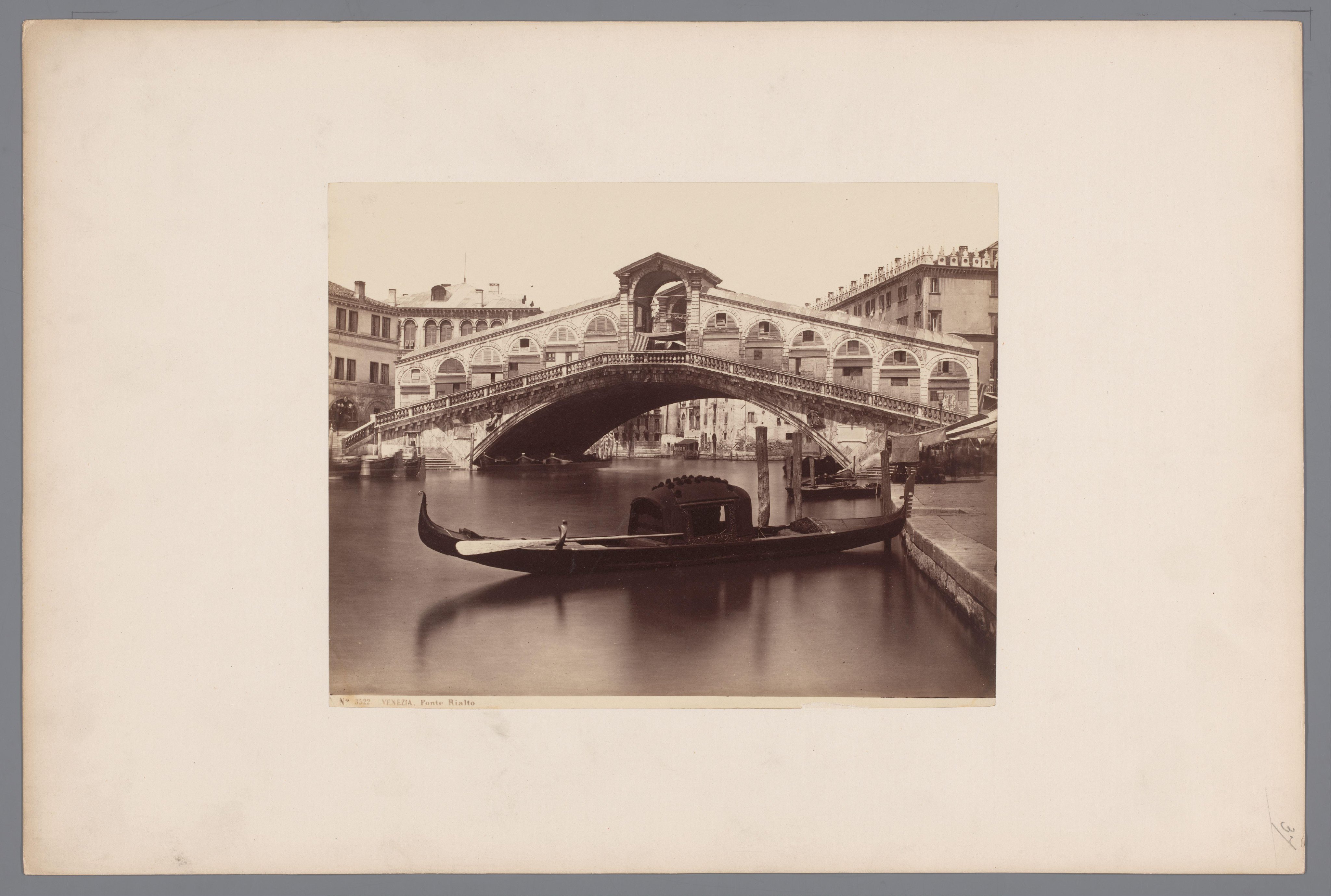 Gezicht op de Ponte Rialto te Venetië, Italië