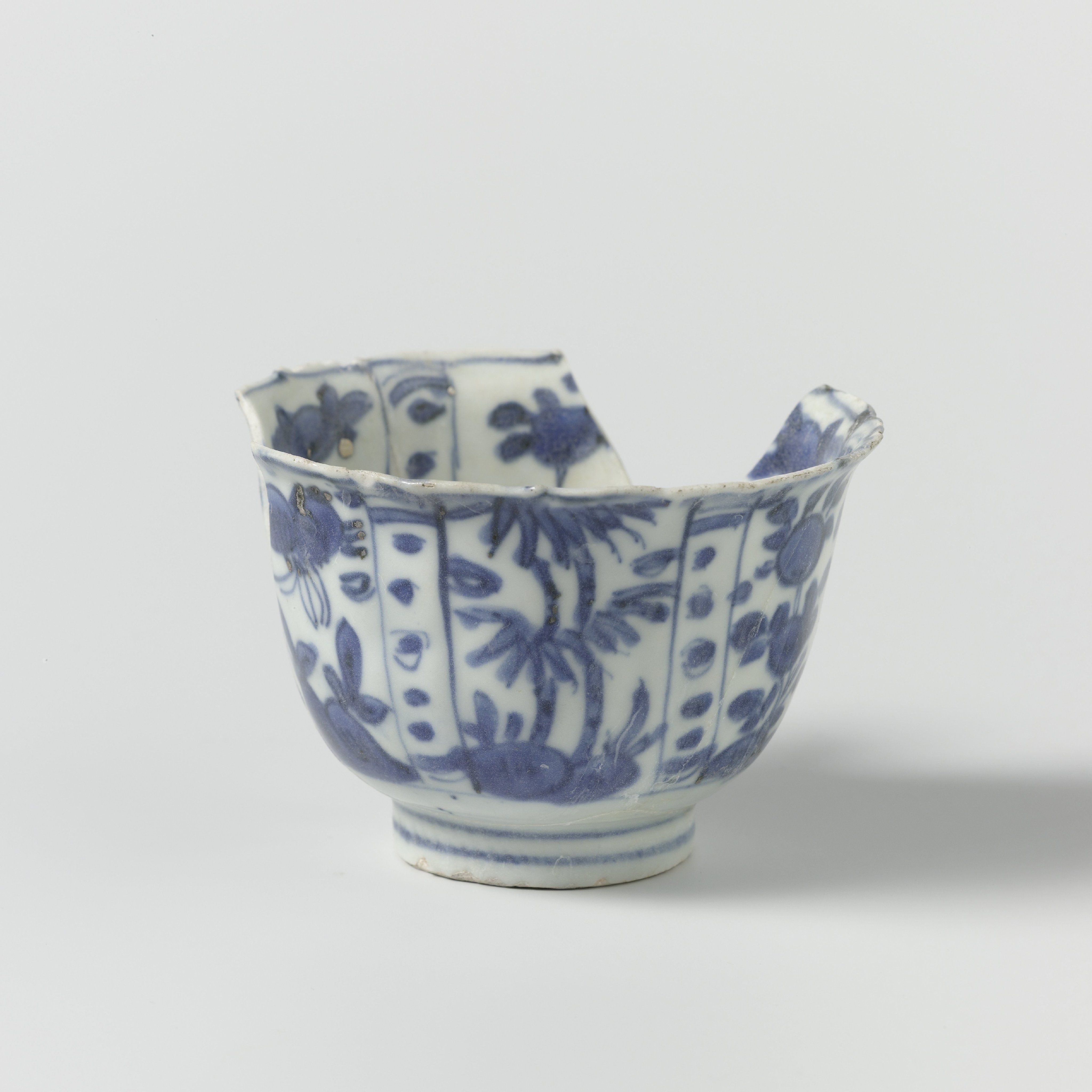 Bowl (crow cup) from the V.O.C.-ship the 'Witte Leeuw'