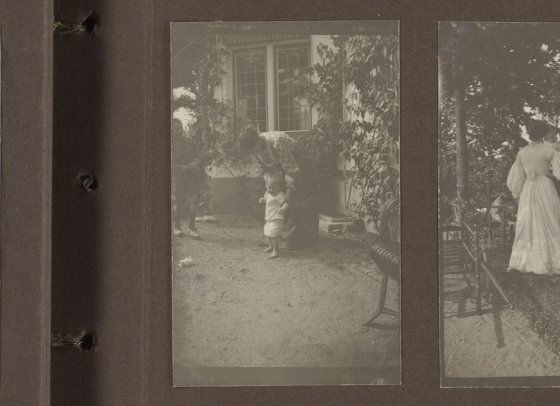 Vrouw met twee kinderen in de tuin van Villa de Hoeve, vermoedelijk Elsa en Thea Diepenbrock