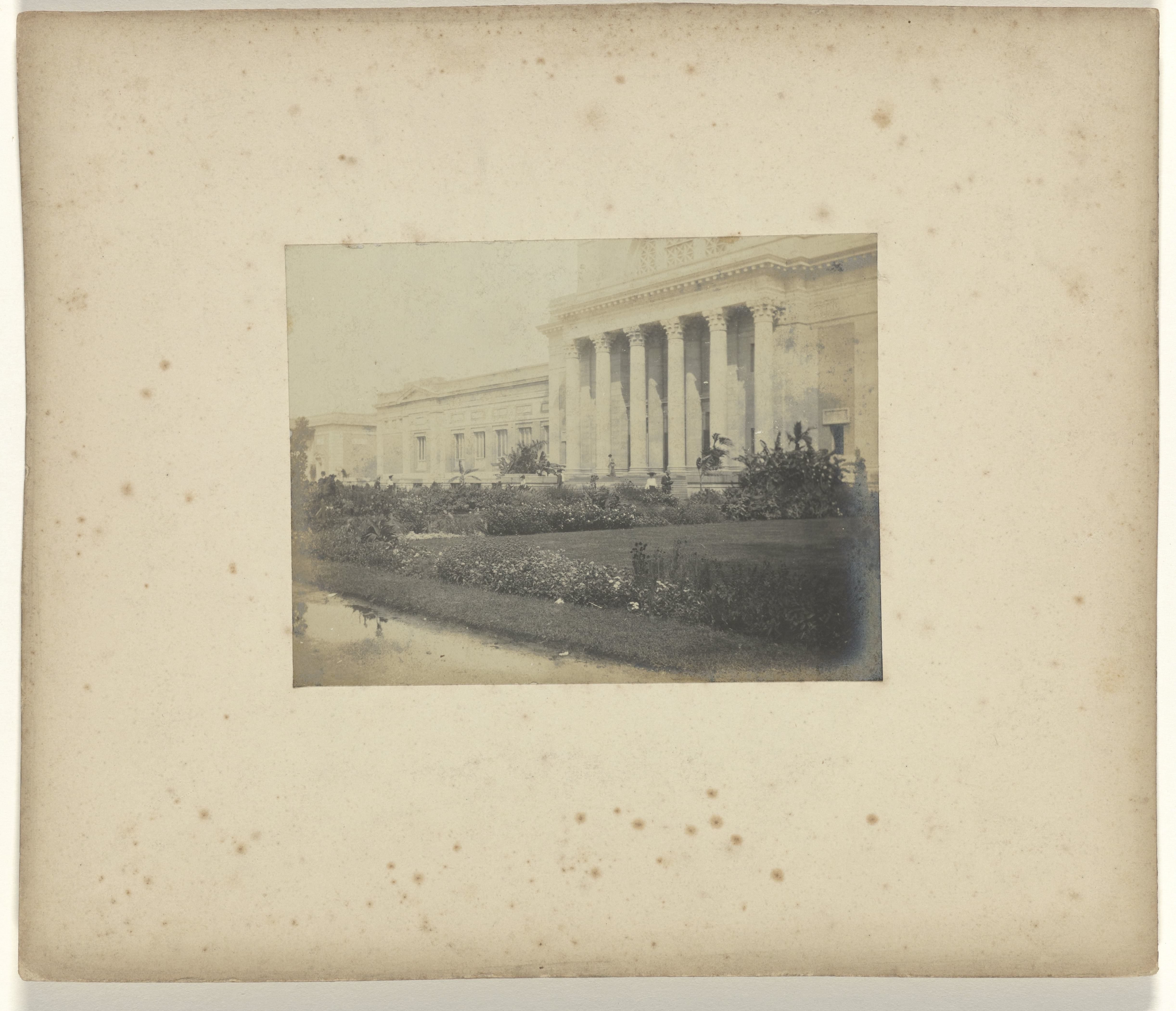 Tuin achter de Art Building op het terrein van de wereldtentoonstelling in St. Louis (Louisiana Purchase Exposition), 1904