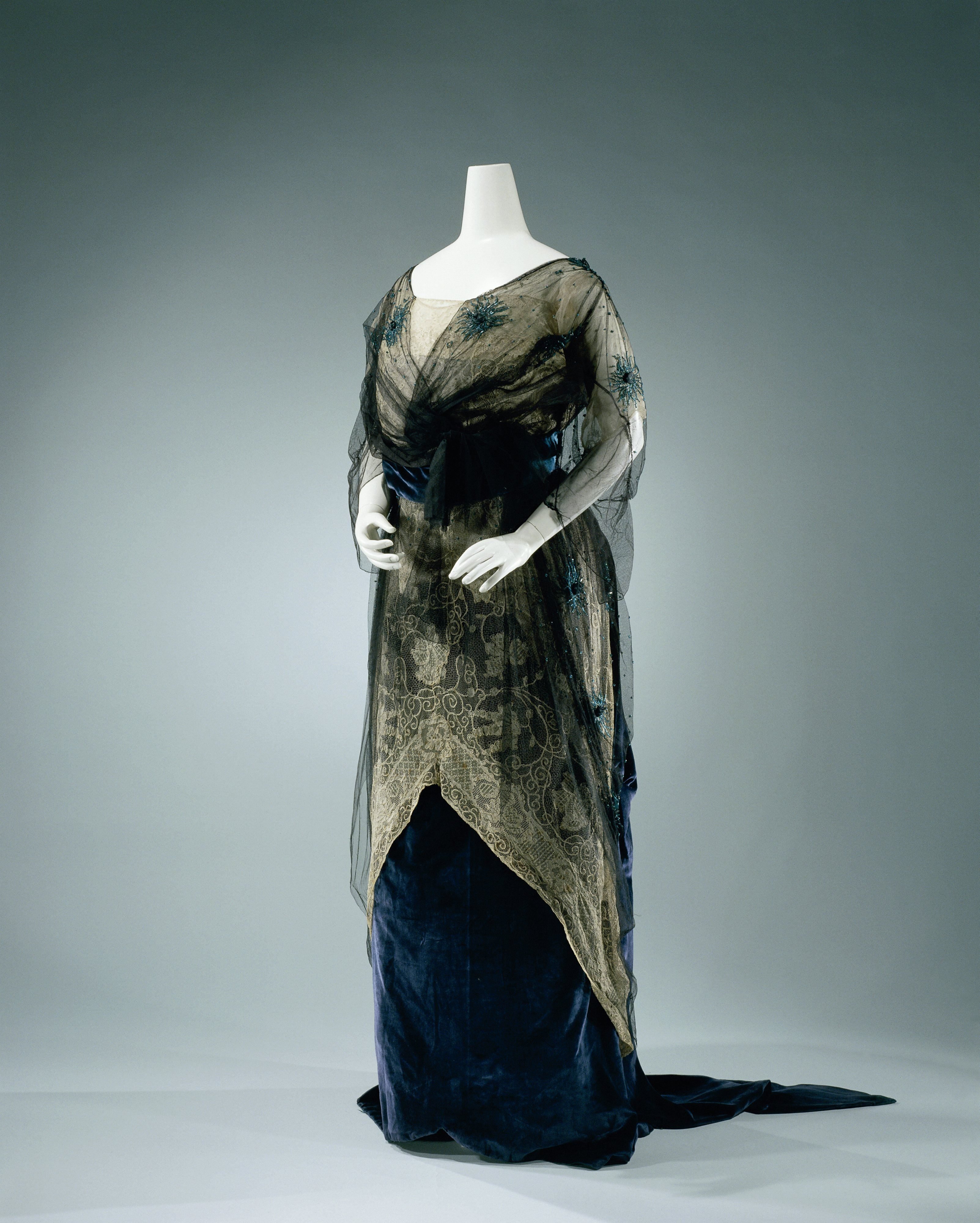 Japon van blauwgroene velours chiffon en zalmkleurige zijde, waarover machinale kant en zwarte tule met blauwgroen kralenborduursel, bestaande uit een lijf (a) en rok (b).