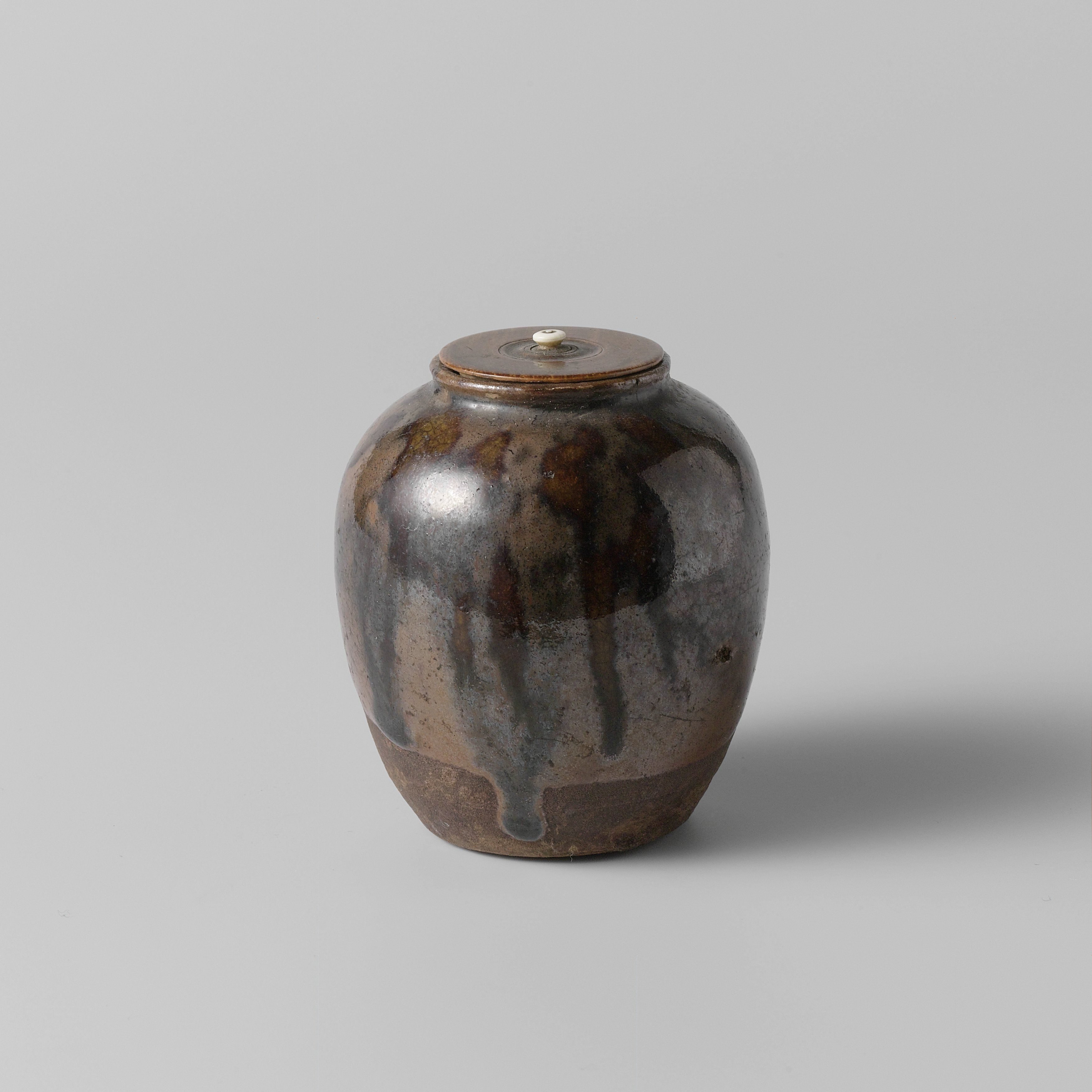 Tea caddy with a goldenbrown glaze