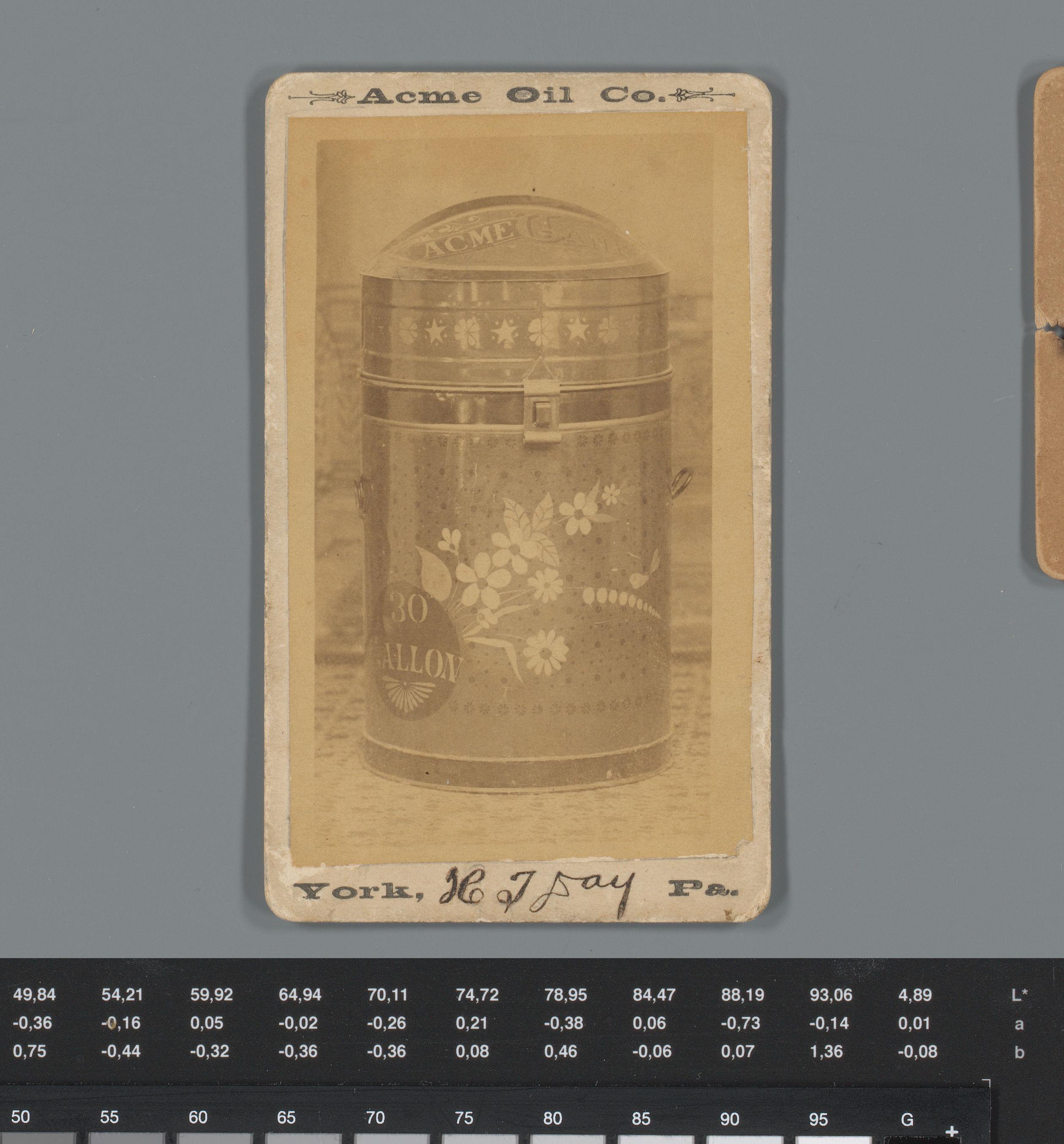 Reclame voor olie van Acme Oil Company te York met gezicht op een olievat met bloemenontwerp