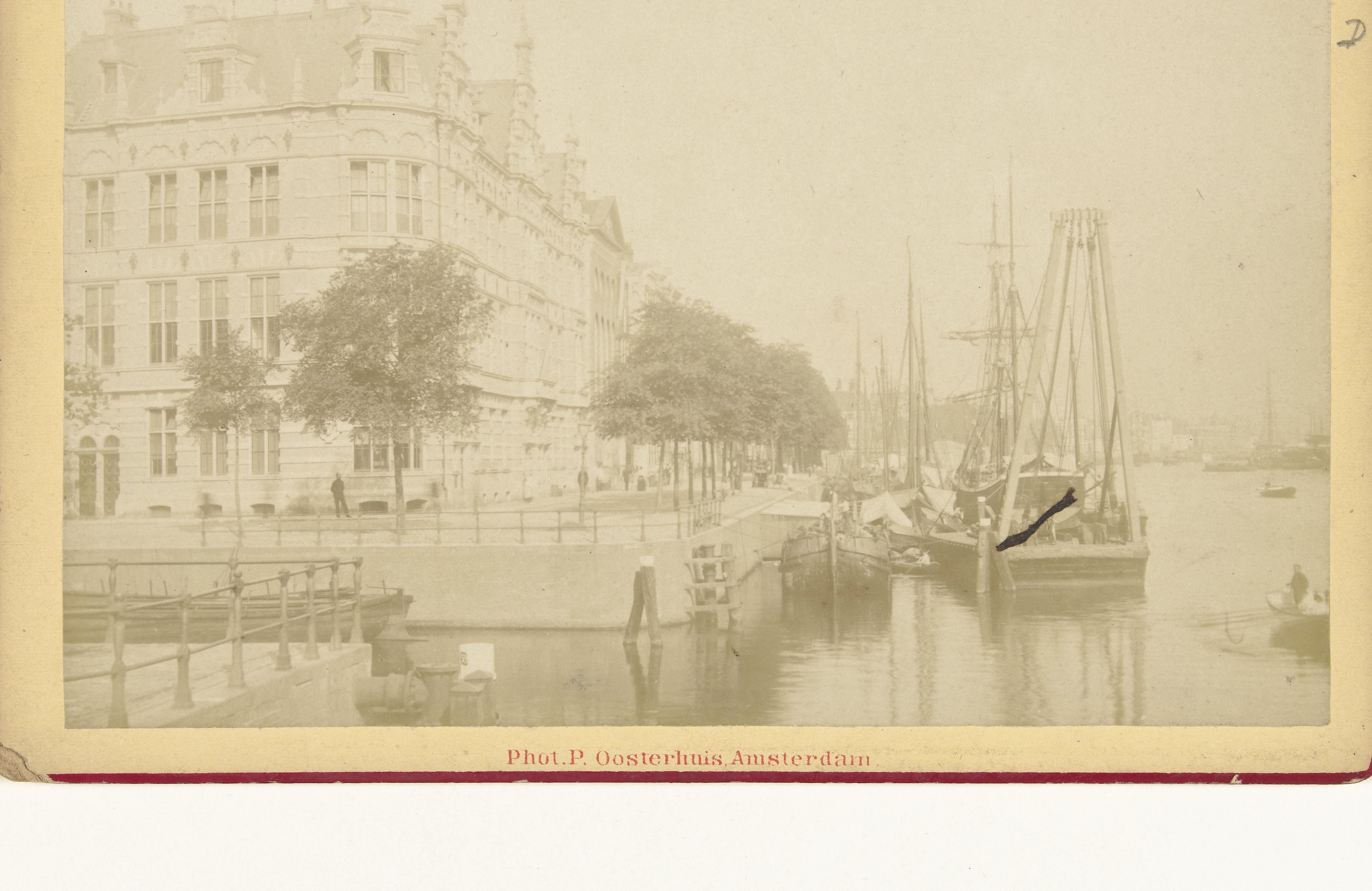 De IJgracht, de tegenwoordige Prins Hendrikkade, gezien in westelijke richting