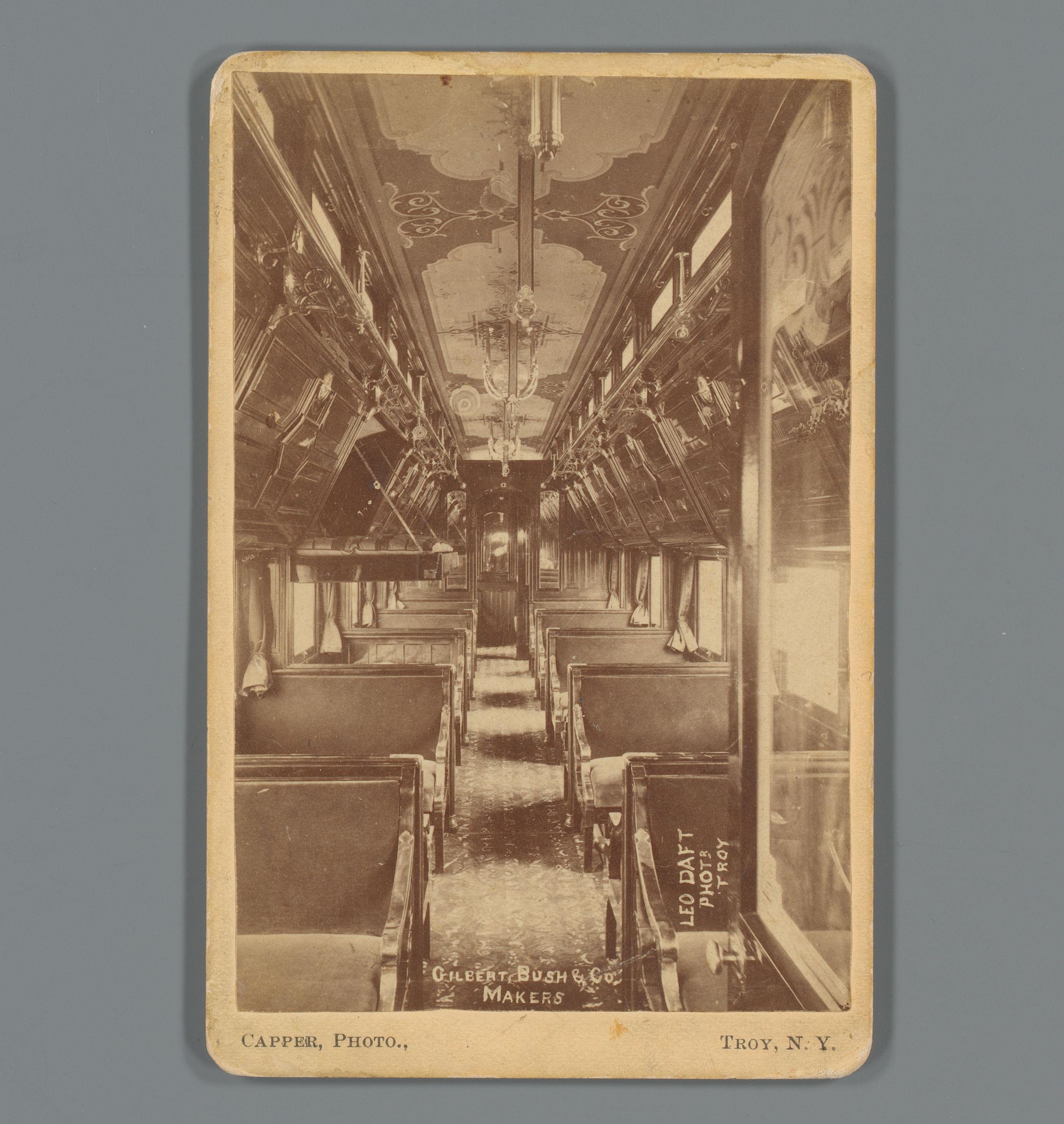 Gezicht op een interieur van een treincoupé, geproduceerd door Gilbert, Bush & Co.
