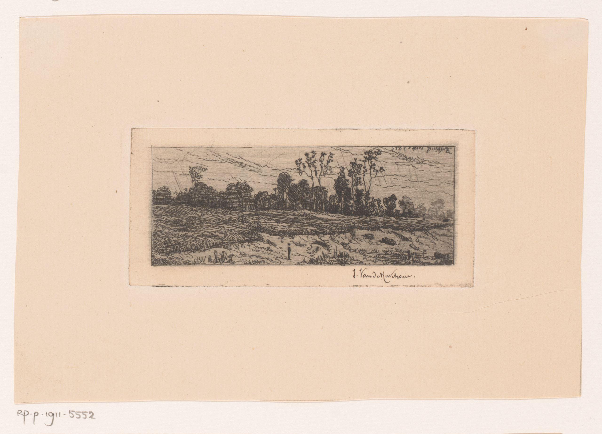 Figuur op een veld voor een bosrand