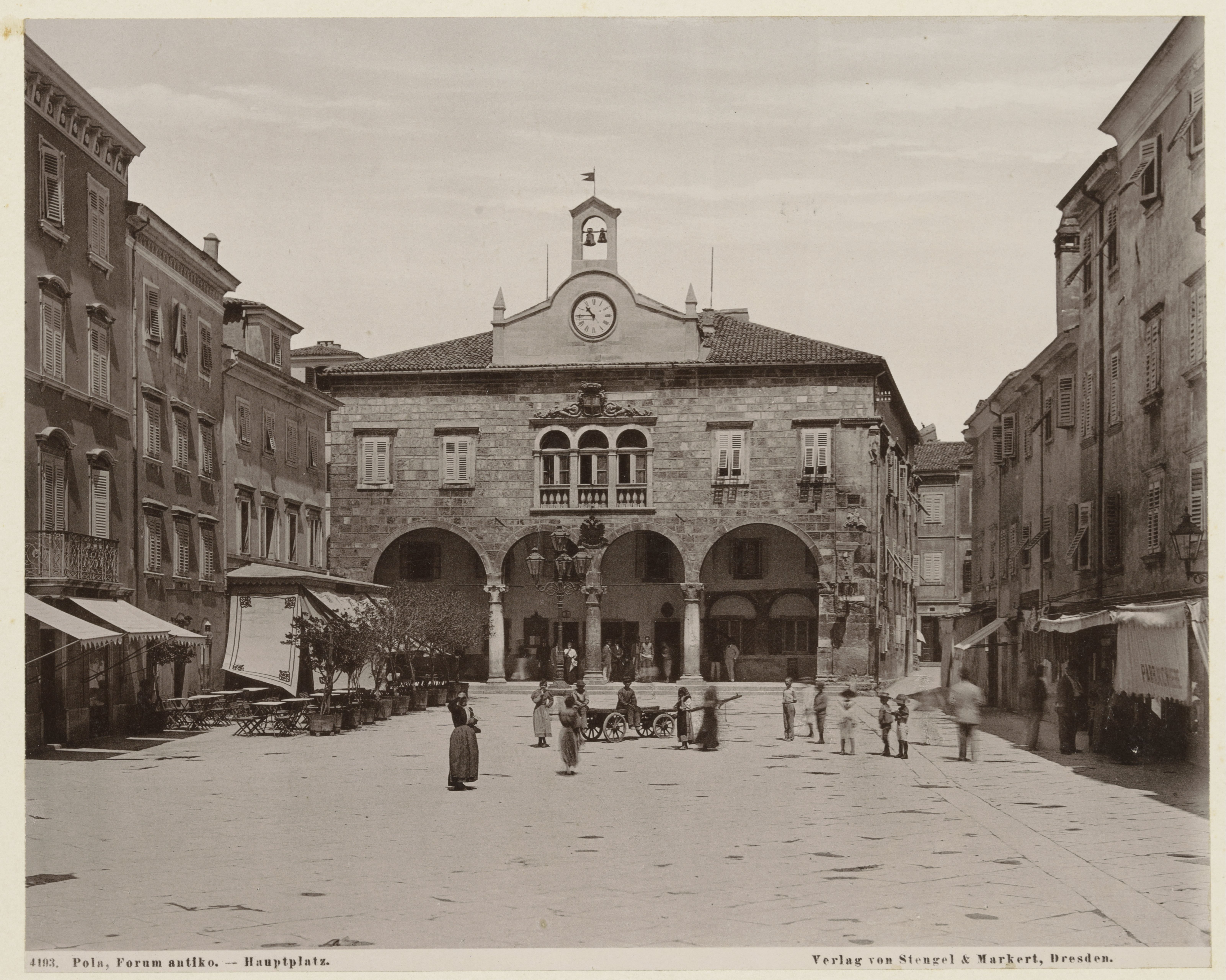 Gezicht op het Forum met het stadhuis van Pula