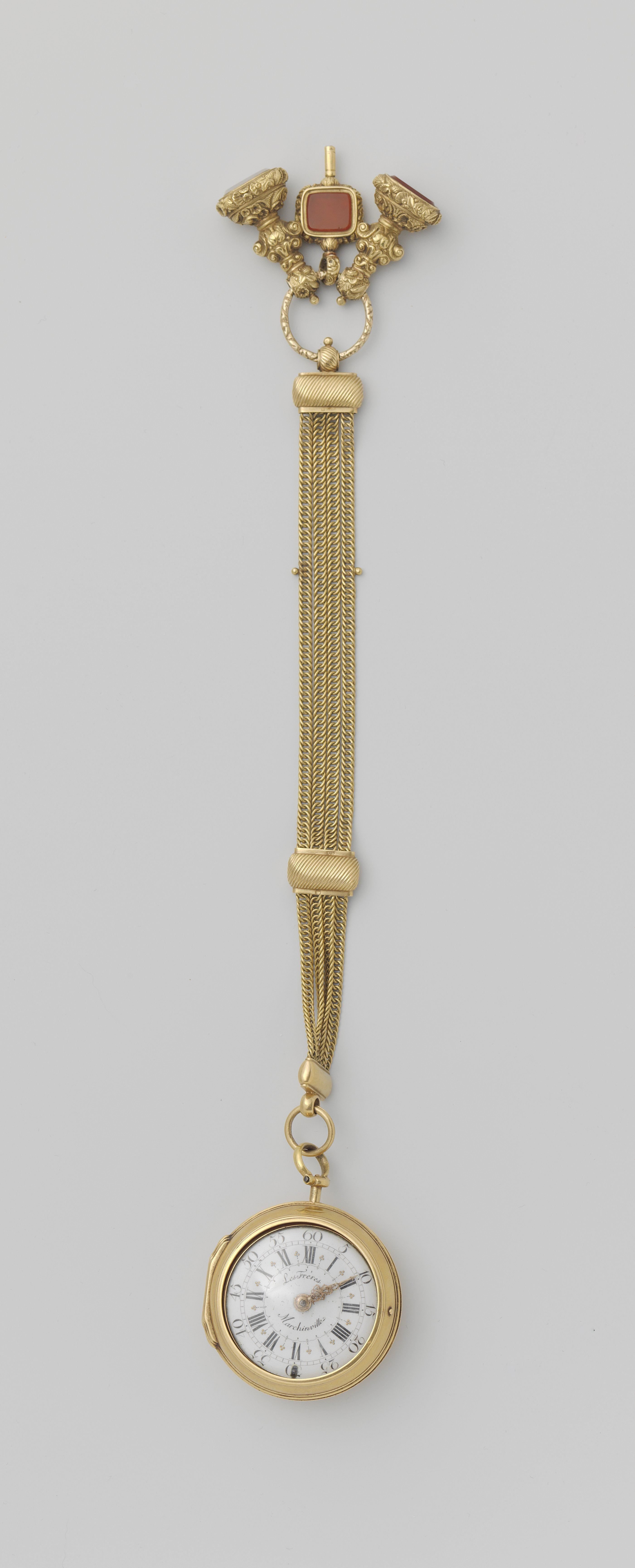 Horloge met horlogeketting met cachetten en een sleutel