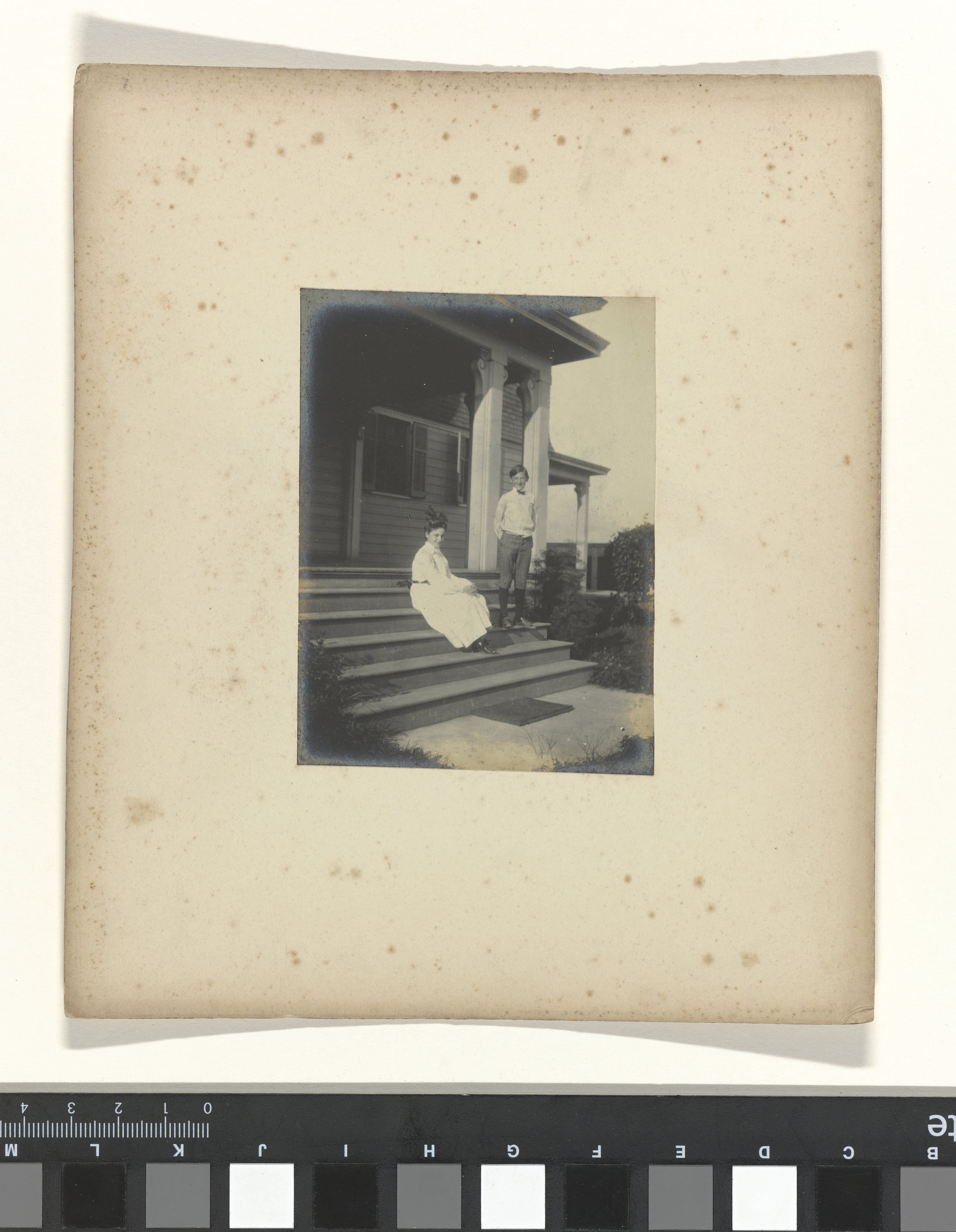 Jongen en meisje op de trappen van een huistijdens de wereldtentoonstelling in St. Louis (Louisiana Purchase Exposition), 1904